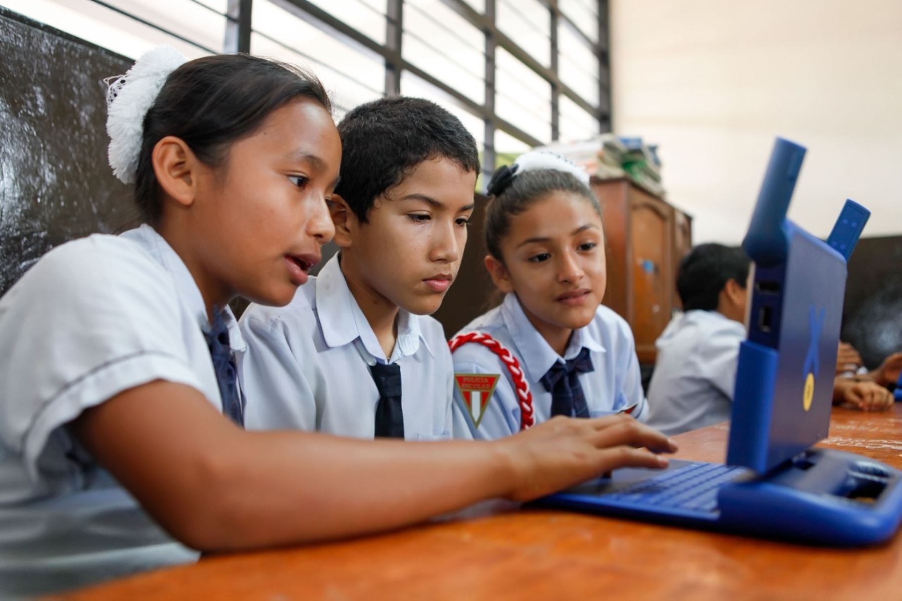 Escolares con computadoras con acceso a Internet. Foto: Cortesía