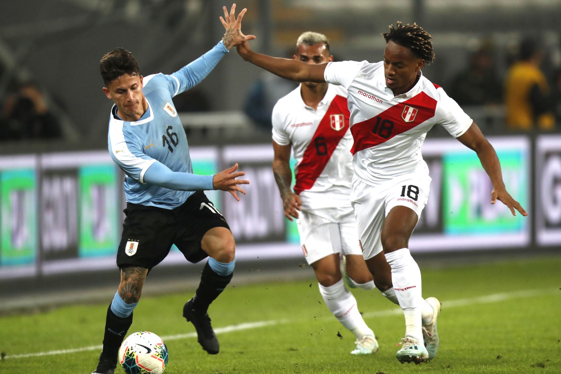 ndré Carrillo de Perú disputa la pelota con Brian Rodríguez de Uruguay durante el partido amistoso en el Estadio Nacional de Lima. Foto: ANDINA/ Carlos Lezama