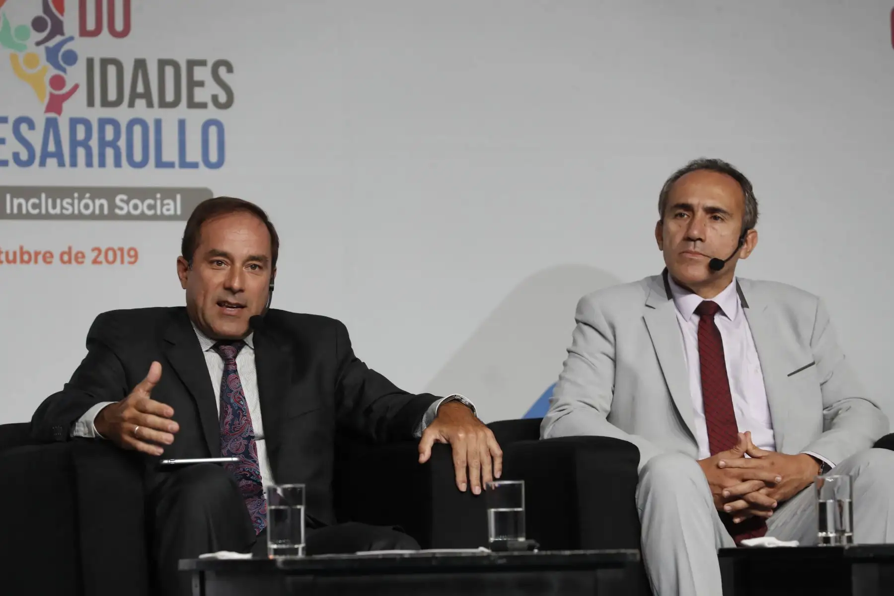 Roberto Vélez, director general de Políticas y Regulación en Construcción y Saneamiento del MTC y 
Carlos Estremadoyro, viceministro de Transportes. Foto: ANDINA/Renato Pajuelo