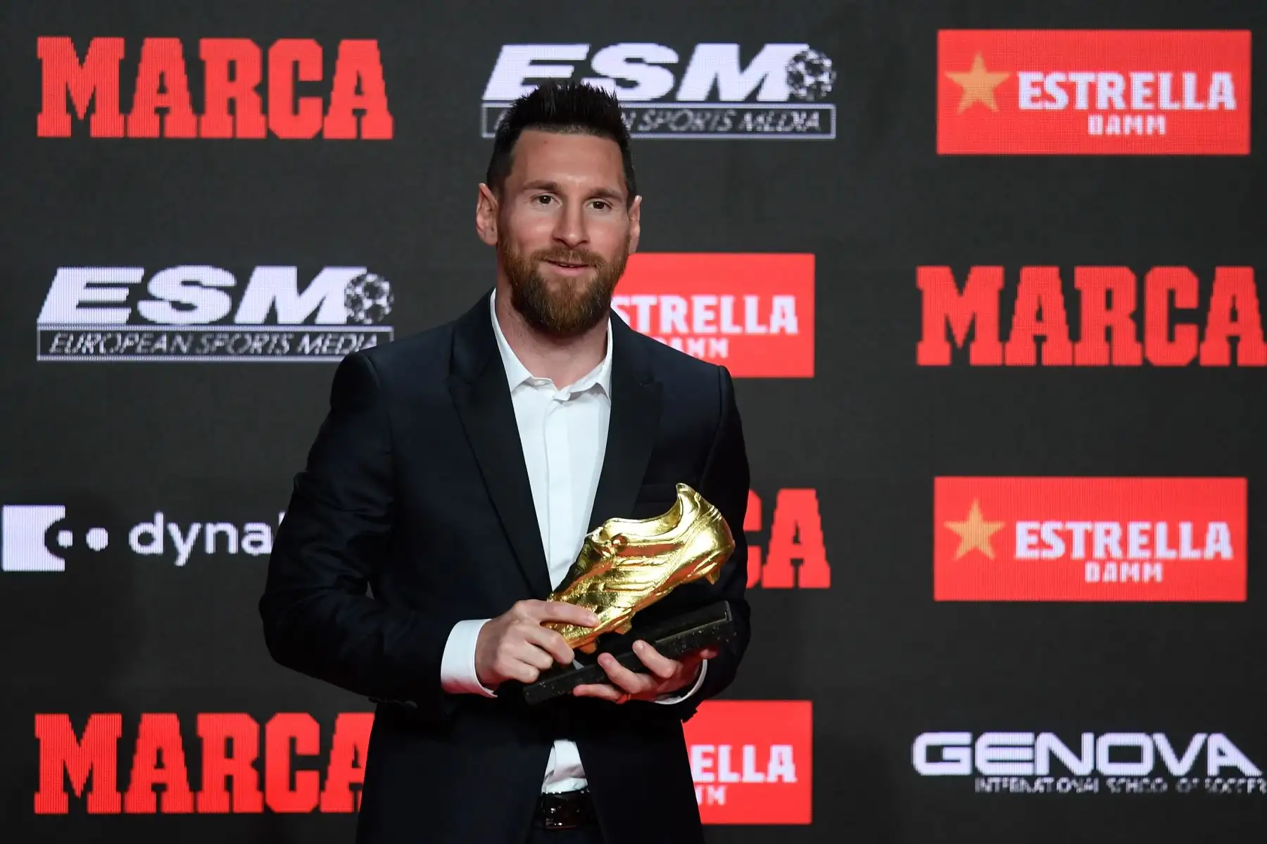 El delantero del FC Barcelona Lionel Messi posa tras recibir la Bota de Oro que le acredita como el máximo goleador de las ligas europeas de la temporada 2018-19, la sexta de su carrera. Foto: AFP