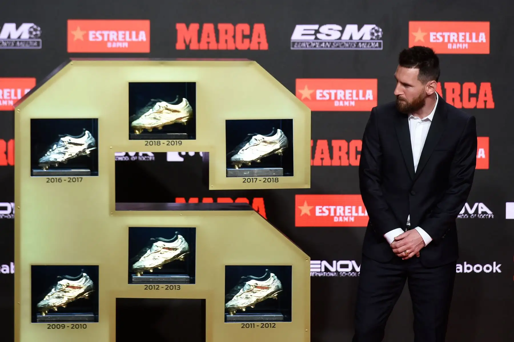 El delantero del FC Barcelona Lionel Messi posa tras recibir la Bota de Oro que le acredita como el máximo goleador de las ligas europeas de la temporada 2018-19, la sexta de su carrera. Foto: AFP