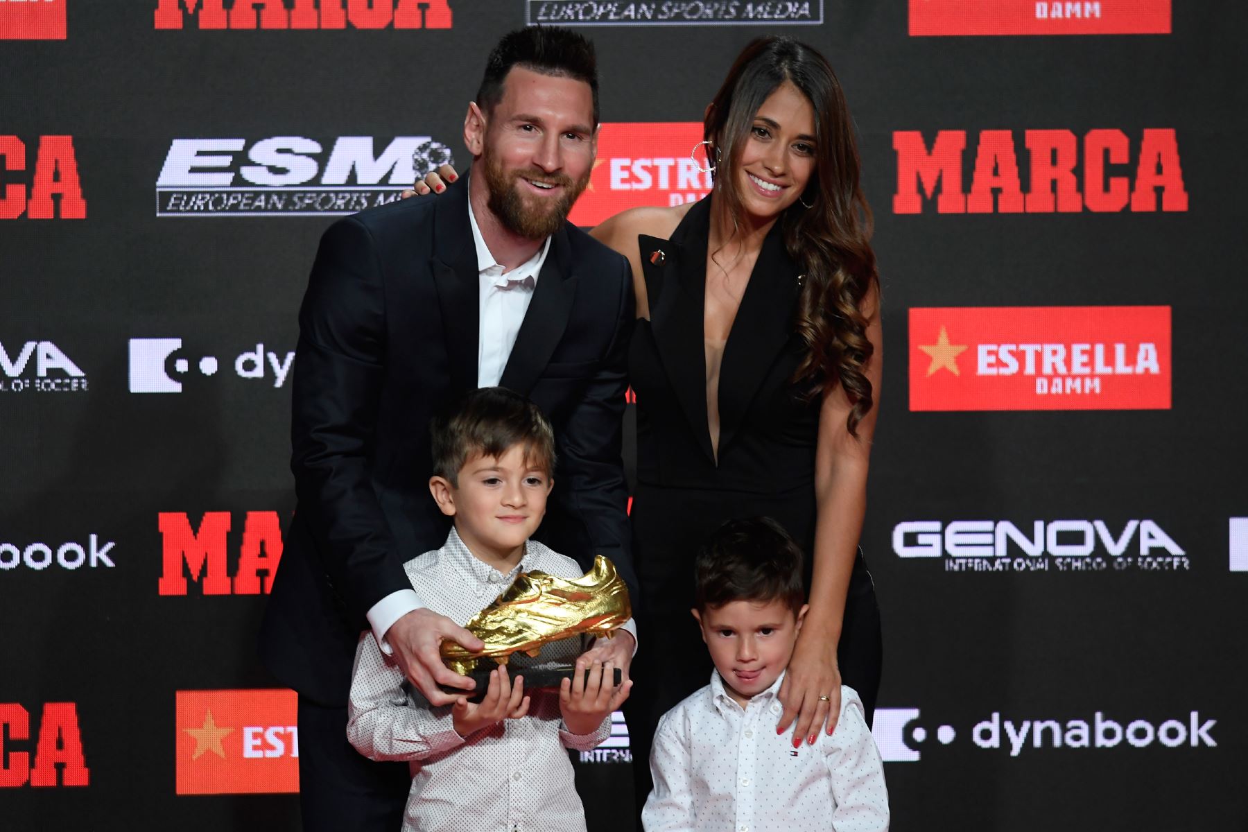 El delantero del FC Barcelona Lionel Messi posa junto a su esposa Antonella Roccuzzo y dos de sus hijos, tras recibir la Bota de Oro que le acredita como el máximo goleador. Foto: AFP