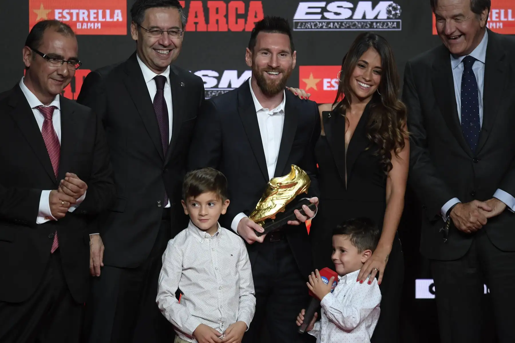 El delantero del FC Barcelona Lionel Messi posa junto a su esposa Antonella Roccuzzo y dos de sus hijos, tras recibir la Bota de Oro que le acredita como el máximo goleador. Foto: AFP