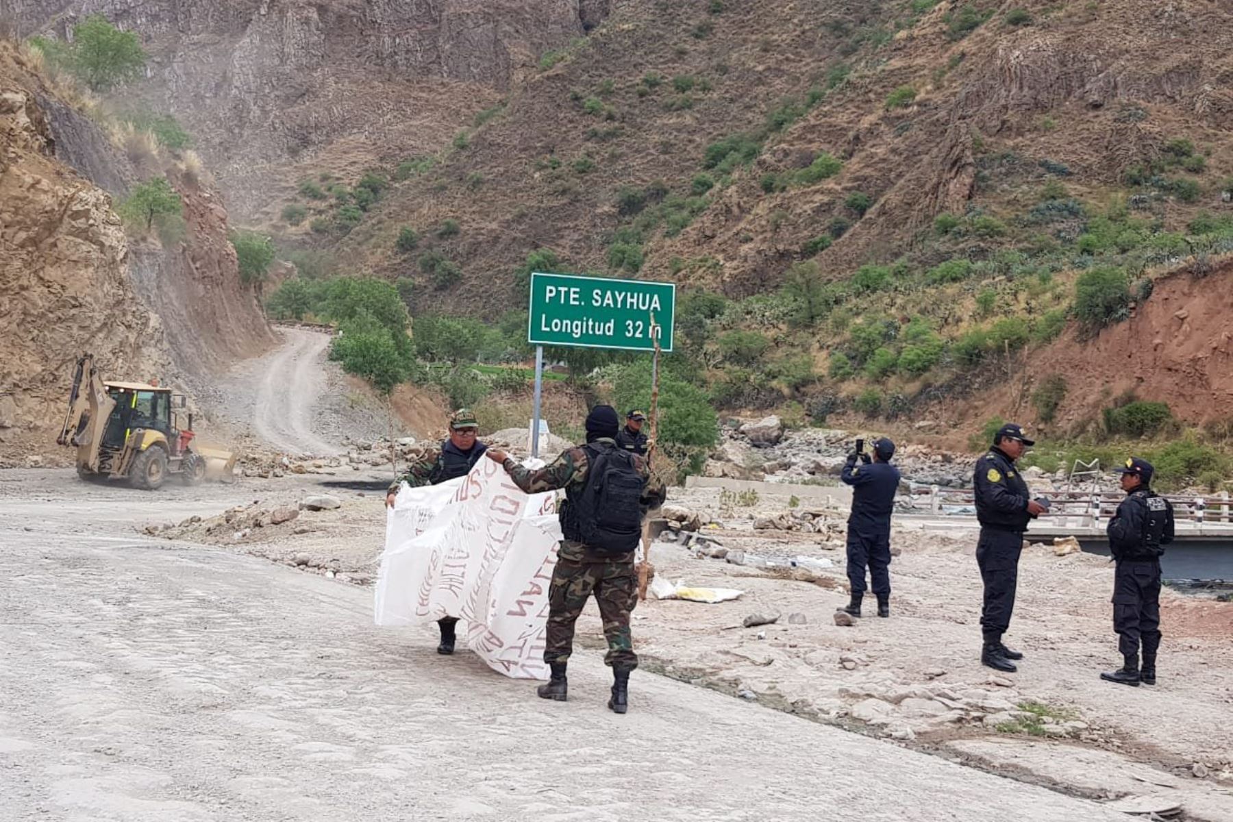 El tránsito en el Corredor Vial Sur, a la altura del distrito de Velille, en Cusco, se encuentra interrumpido por protestas que acatan pobladores de la zona. ANDINA/Archivo