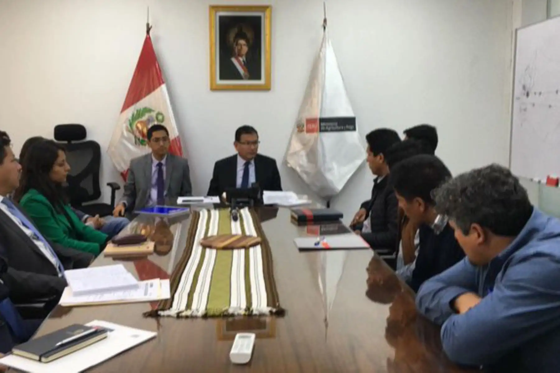 El ministro de Agricultura y Riego (Minagri), Jorge Montenegro Chavesta se reunió con seis alcaldes de la provincia de Cotabambas, región Apurímac, para coordinar el apoyo que brindará este sector en la revisión de los expedientes técnicos de sus obras de infraestructura agraria y de riego.