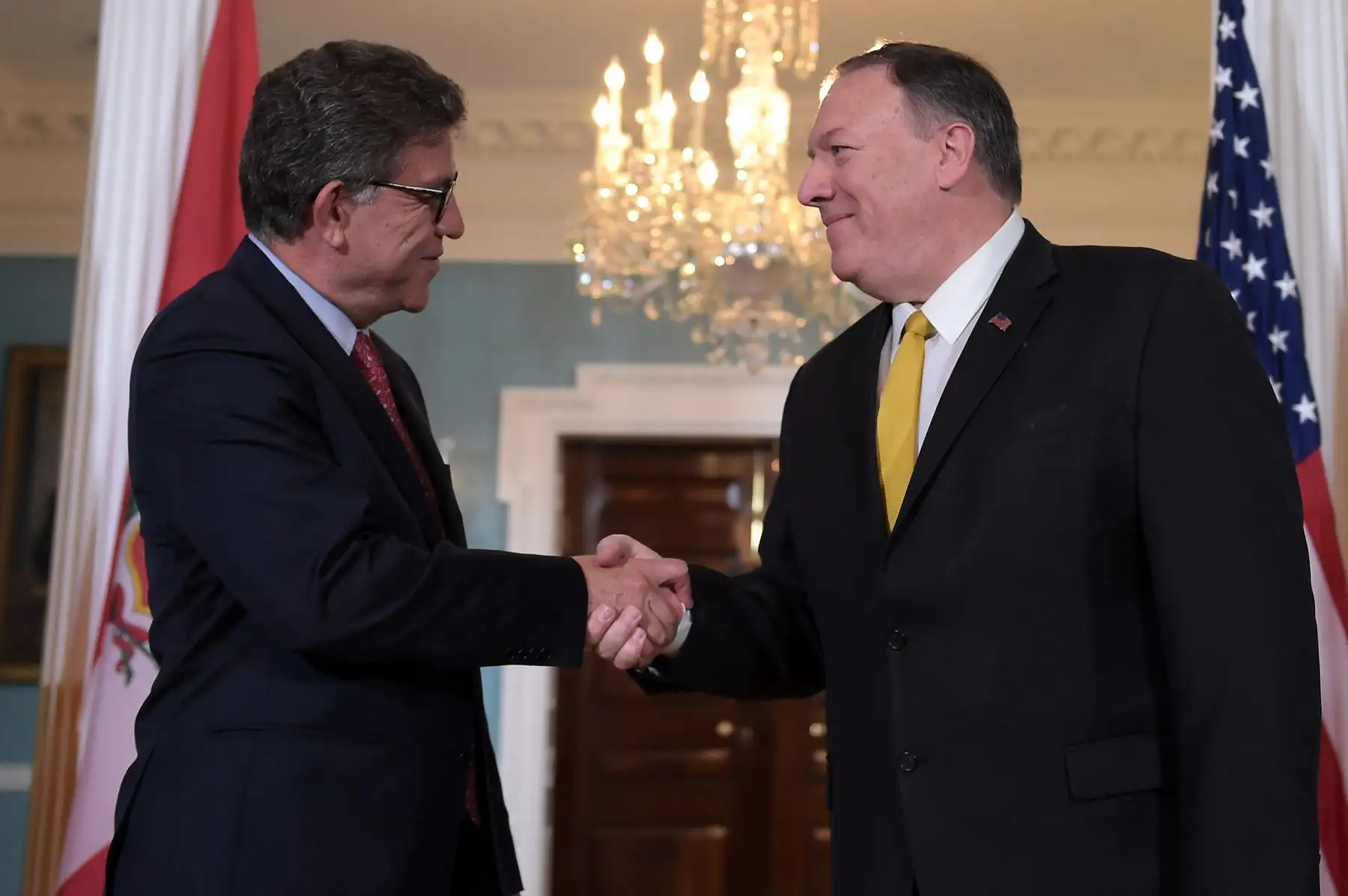 El Secretario de Estado de los Estados Unidos, Mike Pompeo  se reúne con el Ministro de Relaciones Exteriores de Perú, Gustavo Meza-Cuadra, en el Departamento de Estado en Washington DC.Foto: AFP