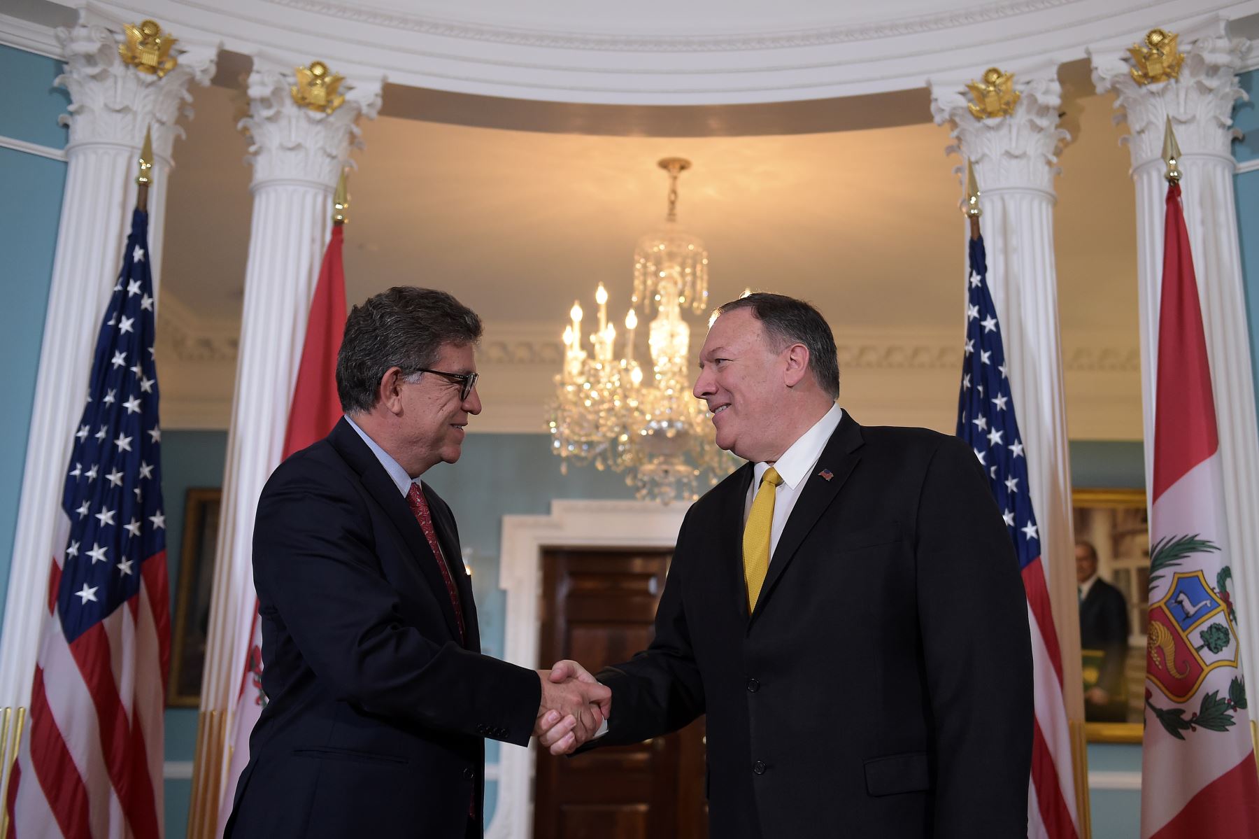 El Secretario de Estado de los Estados Unidos, Mike Pompeo  se reúne con el Ministro de Relaciones Exteriores de Perú, Gustavo Meza-Cuadra, en el Departamento de Estado en Washington DC.Foto: AFP