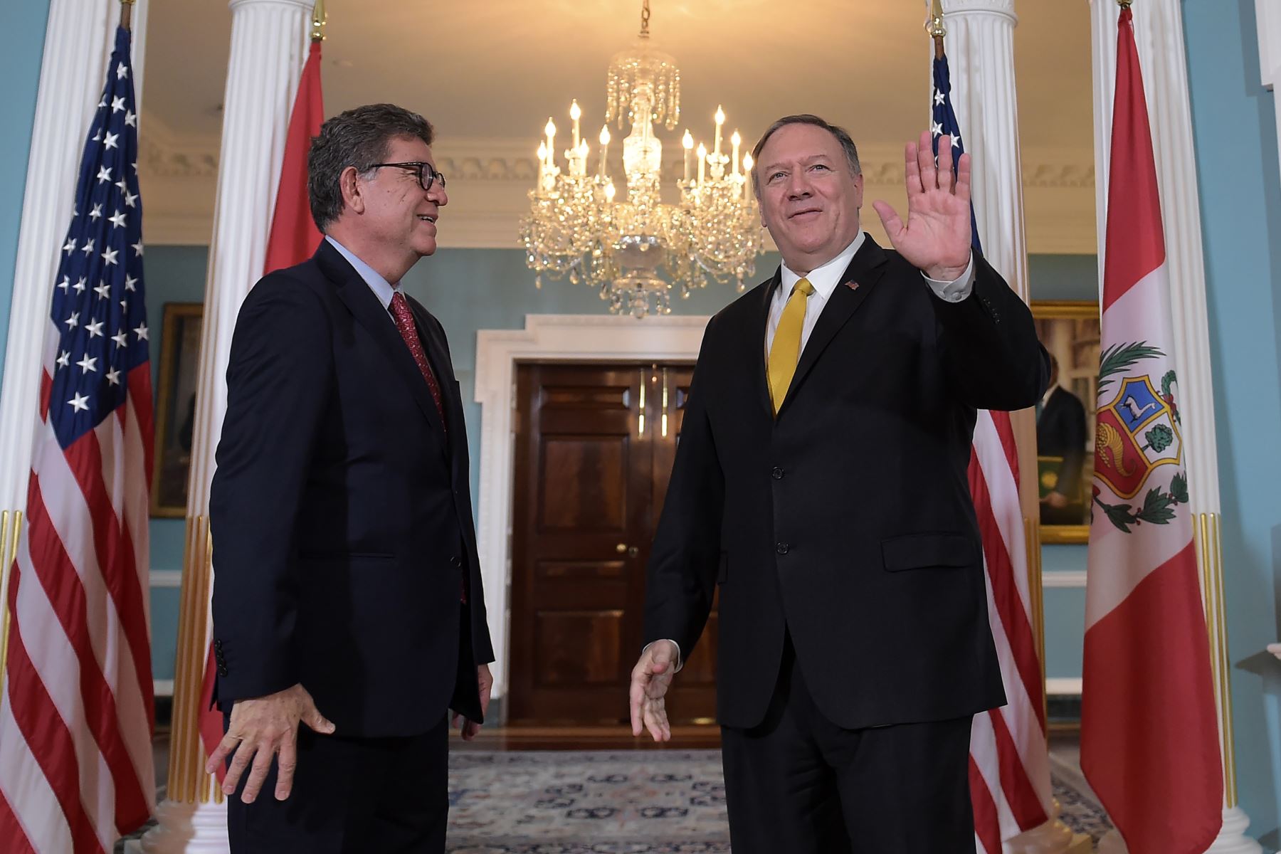 El Secretario de Estado de los Estados Unidos, Mike Pompeo  se reúne con el Ministro de Relaciones Exteriores de Perú, Gustavo Meza-Cuadra, en el Departamento de Estado en Washington DC.Foto: AFP