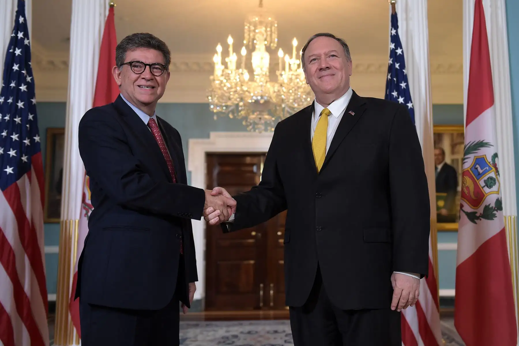 El Secretario de Estado de los Estados Unidos, Mike Pompeo  se reúne con el Ministro de Relaciones Exteriores de Perú, Gustavo Meza-Cuadra, en el Departamento de Estado en Washington DC.Foto: AFP