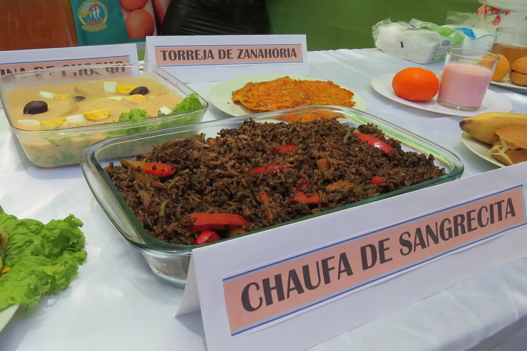 Chaufa de sangrecita, torrejas de zanahoria, ají de filete de pescado, menestrón con quinua fueron algunos de los platillos nutritivos ofrecidos en la feria de alimentación saludable en Chimbote. Foto: ANDINA/Gonzalo Horna