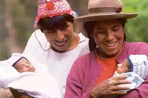 La familia Suttaraura, cuando Josué Abdías y Josué Abraham, sus hijos gemelos recién había nacido hace 20 años y hoy son jóvenes saludables. Foto: ANDINA/Difusión