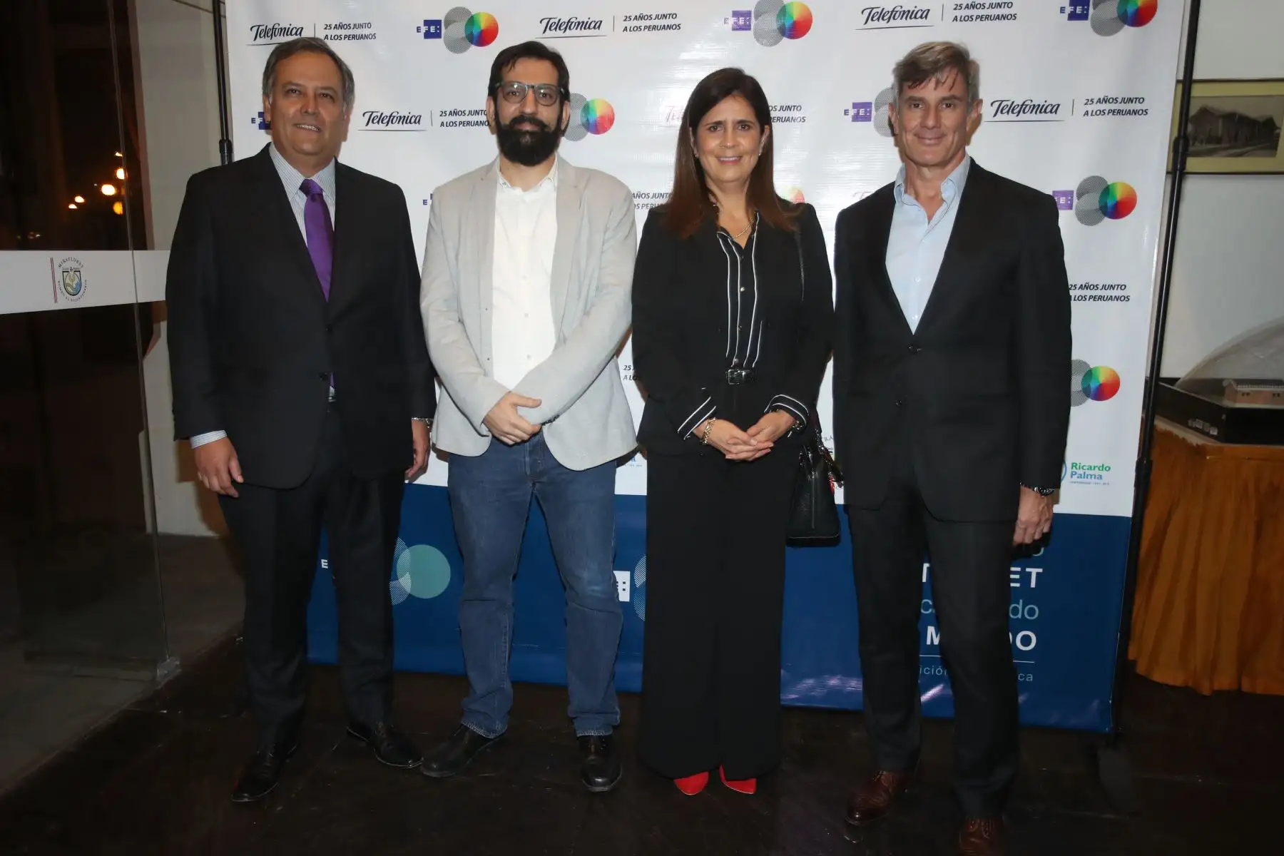 Juan Zegarra gerente de Comunicación de Telefónica, Álvaro Mellizo delegado de Agencia EFE en Perú,Milagros Montenegro vicepresidenta de telefónica del Perú y Manuel Fuentes García, director general de EFE Sudamérica, durante la exposición fotográfica de la Agencia Internacional EFE y Telefónica del Perú: "Como internet ha cambiado el mundo". Foto: ANDINA/Jhony Laurente Juan Zegarra gerente de Comunicación de Telefónica, Álvaro Mellizo delegado de Agencia EFE en Perú,Milagros Montenegro vicepresidenta de telefónica del Perú y Manuel Fuentes García, director general de EFE Sudamérica, durante la exposición fotográfica de la Agencia Internacional EFE y Telefónica del Perú: "Como internet ha cambiado el mundo". Foto: ANDINA/Jhony Laurente