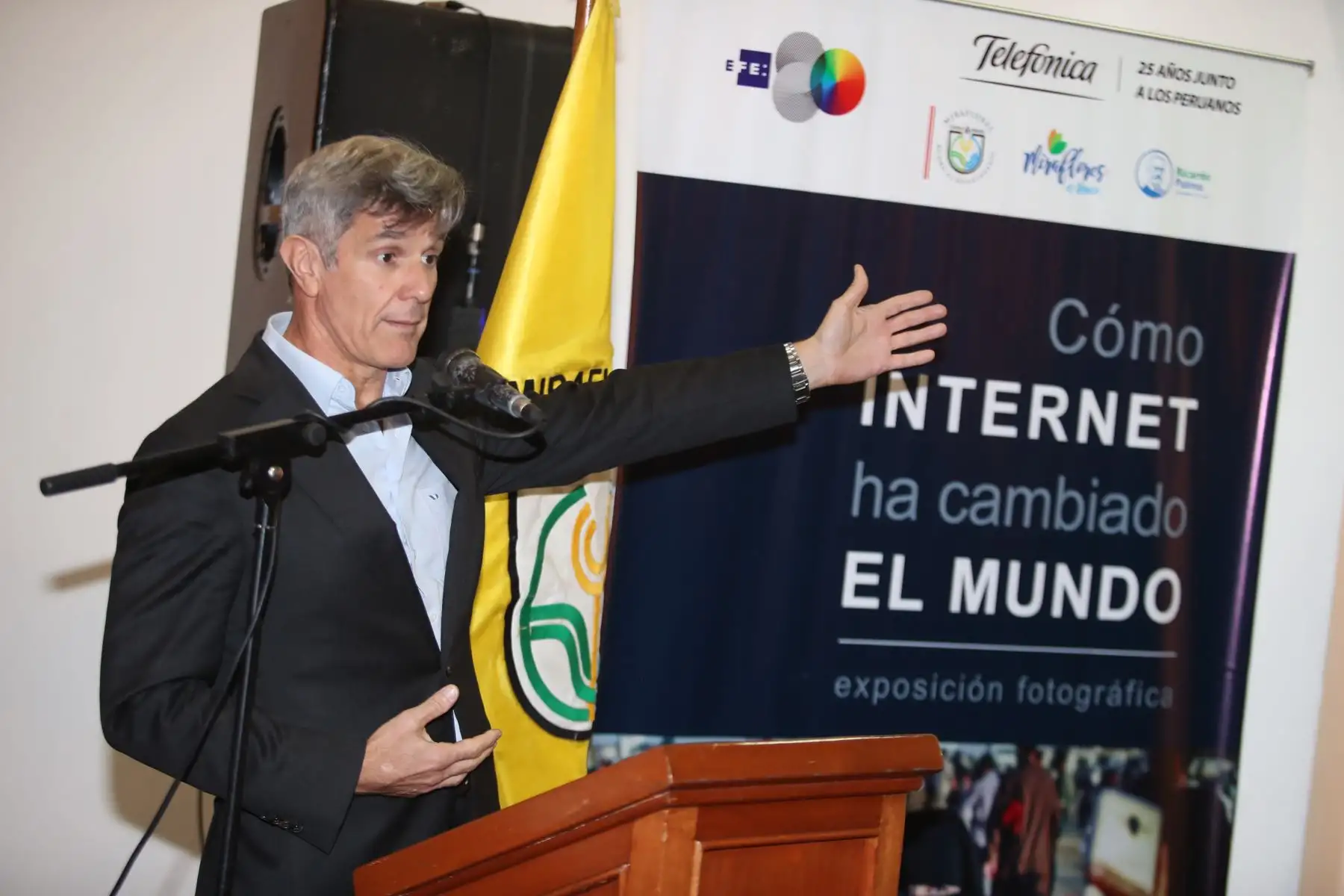 Manuel Fuentes Garcia, Director General Sudamerica de Efe, expone en la inaguración de la exposición fotográfica de la Agencia Internacional EFE y  Telefónica del Perú: "Como internet ha cambiado el mundo", en la la galería El Reducto de Miraflores. Foto: ANDINA/Jhony Laurente Manuel Fuentes Garcia, Director General Sudamerica de Efe, expone en la inaguración de la exposición fotográfica de la Agencia Internacional EFE y  Telefónica del Perú: "Como internet ha cambiado el mundo", en la la galería El Reducto de Miraflores. Foto: ANDINA/Jhony Laurente