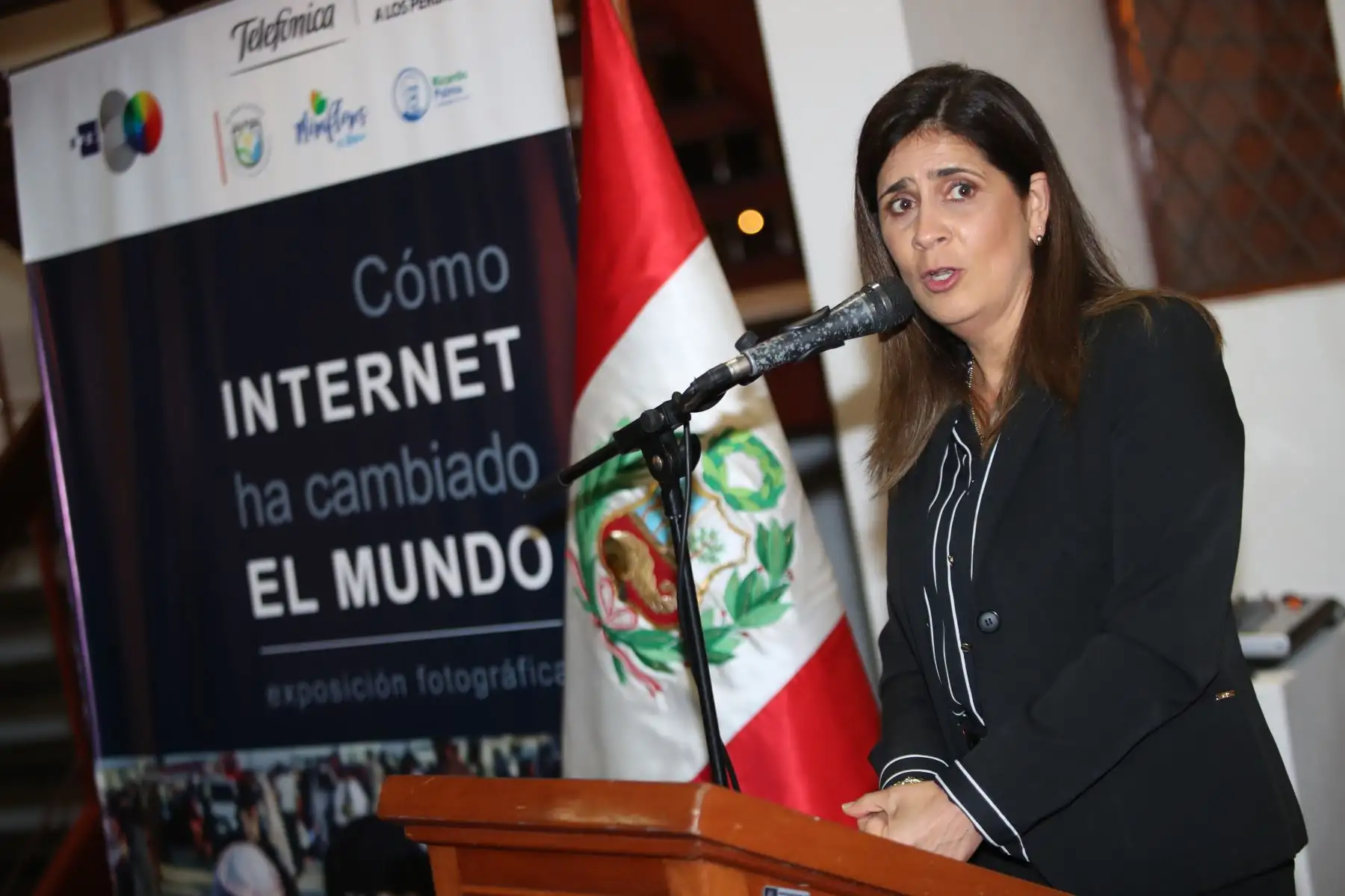 Milagros Montenegro, Vicepresidenta de Estrategia y Asuntos Públicos de Telefónica del Perú,, expone en la inaguración de la exposición fotográfica de la Agencia Internacional EFE y  Telefónica del Perú: "Como internet ha cambiado el mundo", en la la galería El Reducto de Miraflores. Foto: ANDINA/Jhony Laurente Milagros Montenegro, Vicepresidenta de Estrategia y Asuntos Públicos de Telefónica del Perú,, expone en la inaguración de la exposición fotográfica de la Agencia Internacional EFE y  Telefónica del Perú: "Como internet ha cambiado el mundo", en la la galería El Reducto de Miraflores. Foto: ANDINA/Jhony Laurente