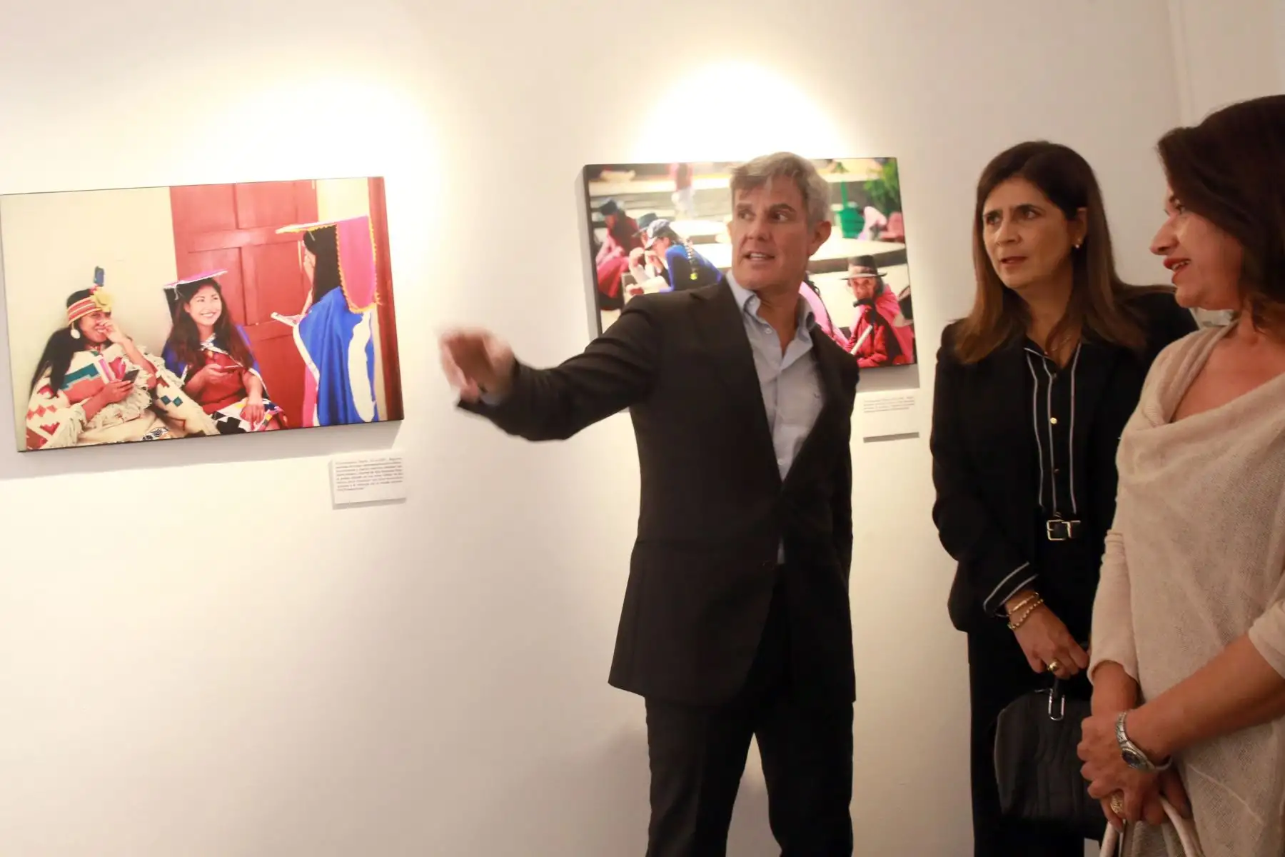 Manuel Fuentes Garcia, Director General Sudamerica de Efe y Milagros Montenegro, Vicepresidenta de Estrategia de Telefónica del Perú durante la exposición fotográfica de la Agencia Internacional EFE y  Telefónica del Perú: "Como internet ha cambiado el mundo", en la la galería El Reducto de Miraflores. Foto: ANDINA/Jhony Laurente Manuel Fuentes Garcia, Director General Sudamerica de Efe y Milagros Montenegro, Vicepresidenta de Estrategia de Telefónica del Perú durante la exposición fotográfica de la Agencia Internacional EFE y  Telefónica del Perú: "Como internet ha cambiado el mundo", en la la galería El Reducto de Miraflores. Foto: ANDINA/Jhony Laurente