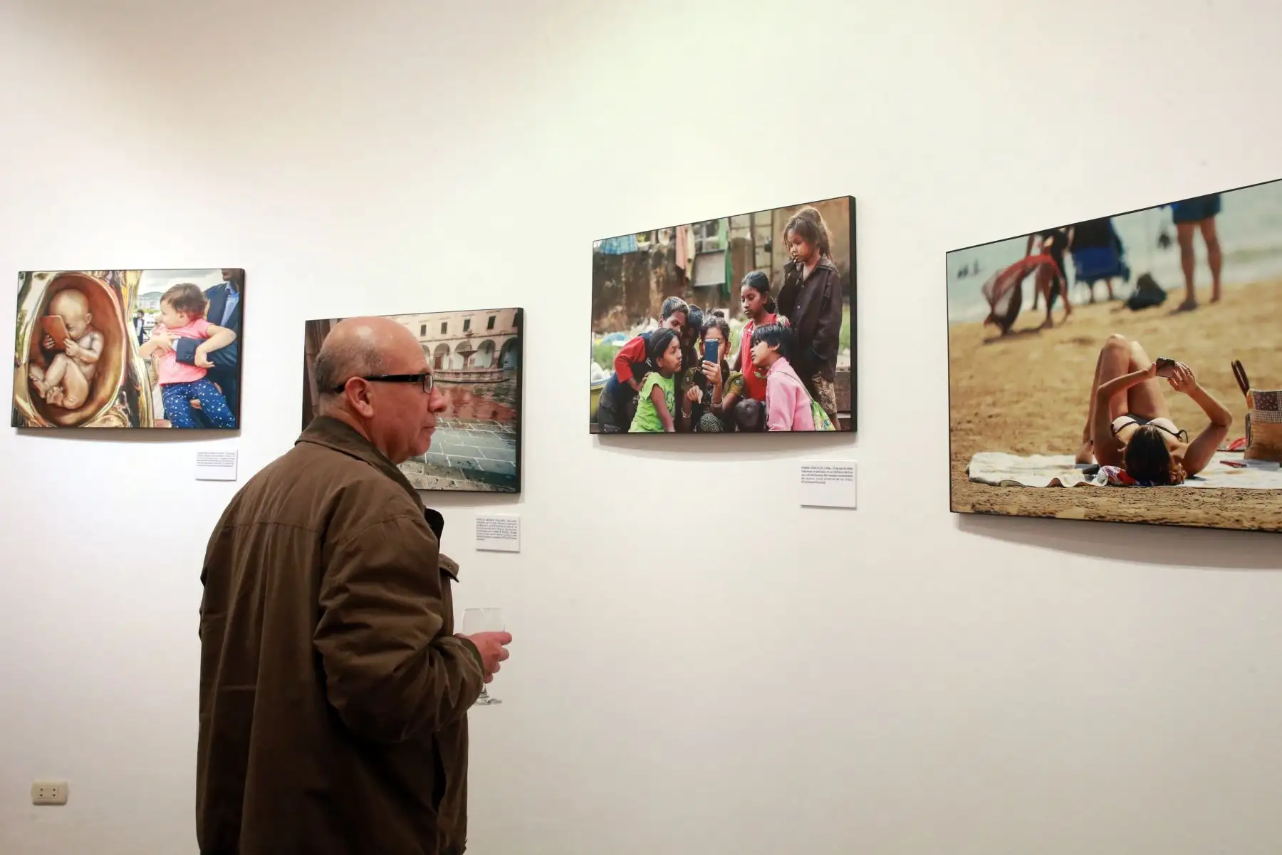Exposición fotográfica de la Agencia Internacional EFE y  Telefónica del Perú: "Como internet ha cambiado el mundo", en la la galería El Reducto de Miraflores. Foto: ANDINA/Jhony Laurente Exposición fotográfica de la Agencia Internacional EFE y  Telefónica del Perú: "Como internet ha cambiado el mundo", en la la galería El Reducto de Miraflores. Foto: ANDINA/Jhony Laurente