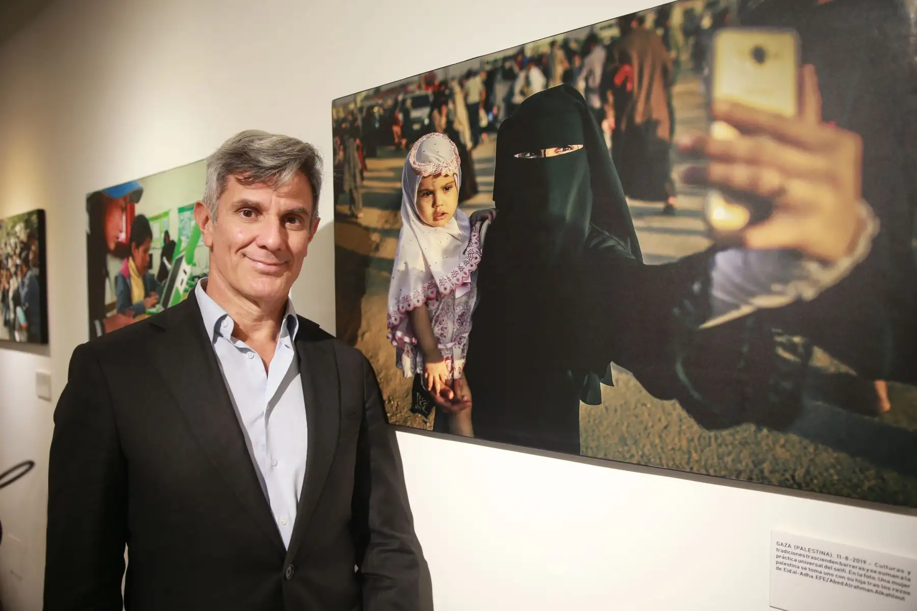 Manuel Fuentes Garcia, Director General Sudamerica de Efe, durante la exposición fotográfica de la Agencia Internacional EFE y  Telefónica del Perú: "Como internet ha cambiado el mundo", en la la galería El Reducto de Miraflores. Foto: ANDINA/Jhony Laurente Manuel Fuentes Garcia, Director General Sudamerica de Efe, durante la exposición fotográfica de la Agencia Internacional EFE y  Telefónica del Perú: "Como internet ha cambiado el mundo", en la la galería El Reducto de Miraflores. Foto: ANDINA/Jhony Laurente