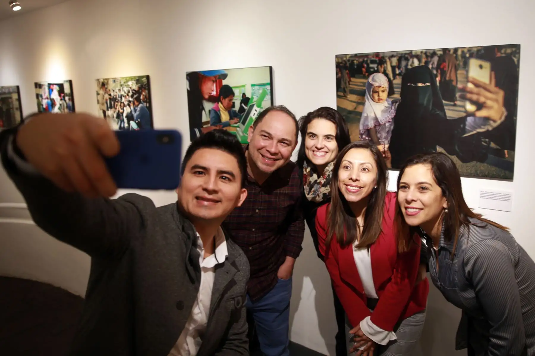 Exposición fotográfica de la Agencia Internacional EFE y  Telefónica del Perú: "Como internet ha cambiado el mundo", en la la galería El Reducto de Miraflores. Foto: ANDINA/Jhony Laurente Exposición fotográfica de la Agencia Internacional EFE y  Telefónica del Perú: "Como internet ha cambiado el mundo", en la la galería El Reducto de Miraflores. Foto: ANDINA/Jhony Laurente