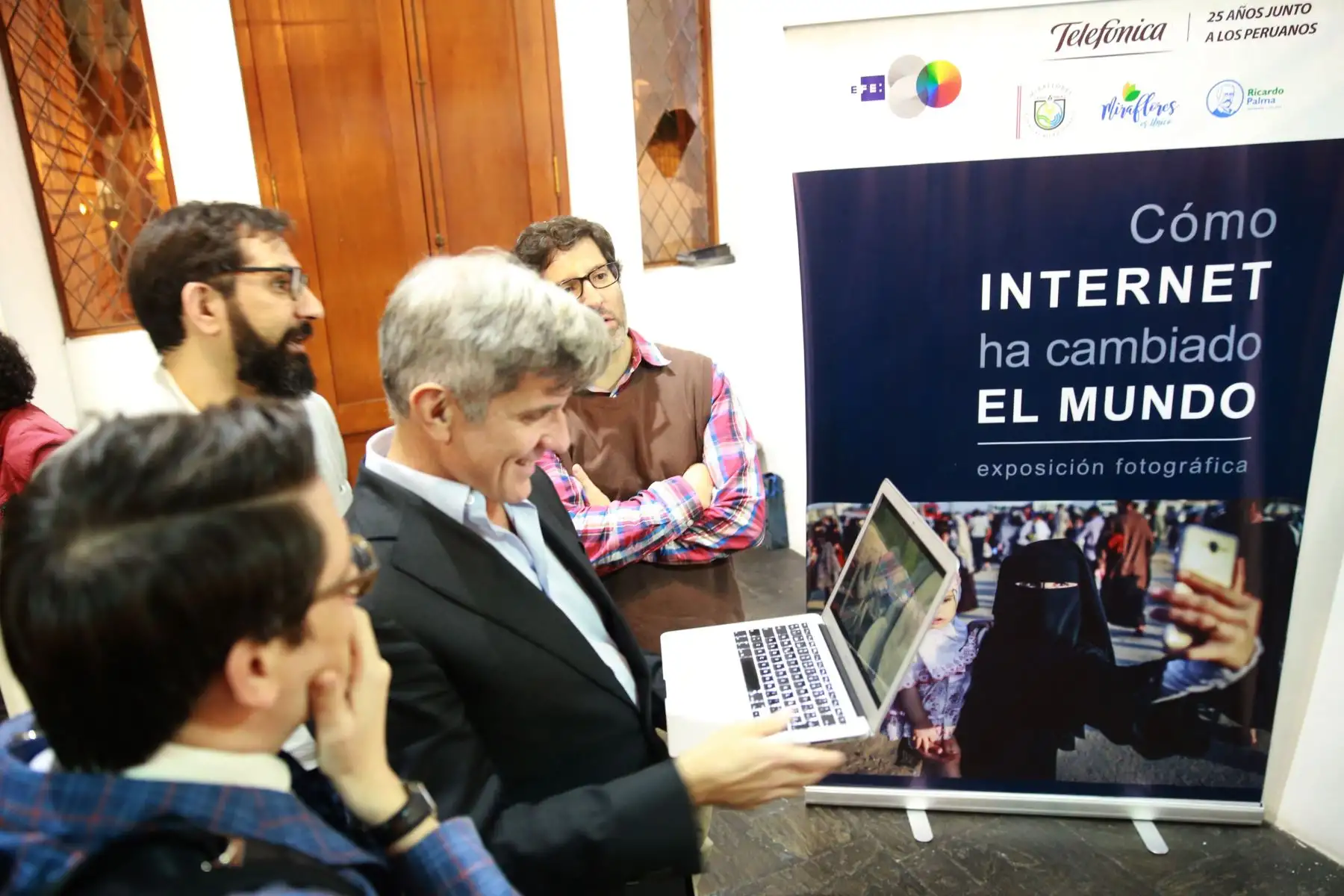 Manuel Fuentes Garcia, Director General Sudamerica de Efe, durante la exposición fotográfica de la Agencia Internacional EFE y  Telefónica del Perú: "Como internet ha cambiado el mundo", en la la galería El Reducto de Miraflores. Foto: ANDINA/Jhony Laurente Manuel Fuentes Garcia, Director General Sudamerica de Efe, durante la exposición fotográfica de la Agencia Internacional EFE y  Telefónica del Perú: "Como internet ha cambiado el mundo", en la la galería El Reducto de Miraflores. Foto: ANDINA/Jhony Laurente