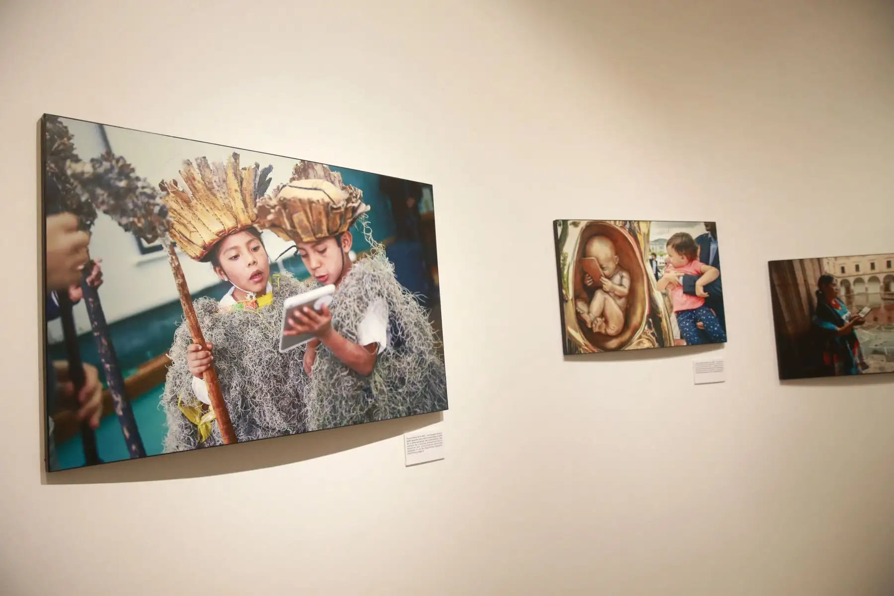 Exposición fotográfica de la Agencia Internacional EFE y  Telefónica del Perú: "Como internet ha cambiado el mundo", en la la galería El Reducto de Miraflores. Foto: ANDINA/Jhony Laurente Exposición fotográfica de la Agencia Internacional EFE y  Telefónica del Perú: "Como internet ha cambiado el mundo", en la la galería El Reducto de Miraflores. Foto: ANDINA/Jhony Laurente