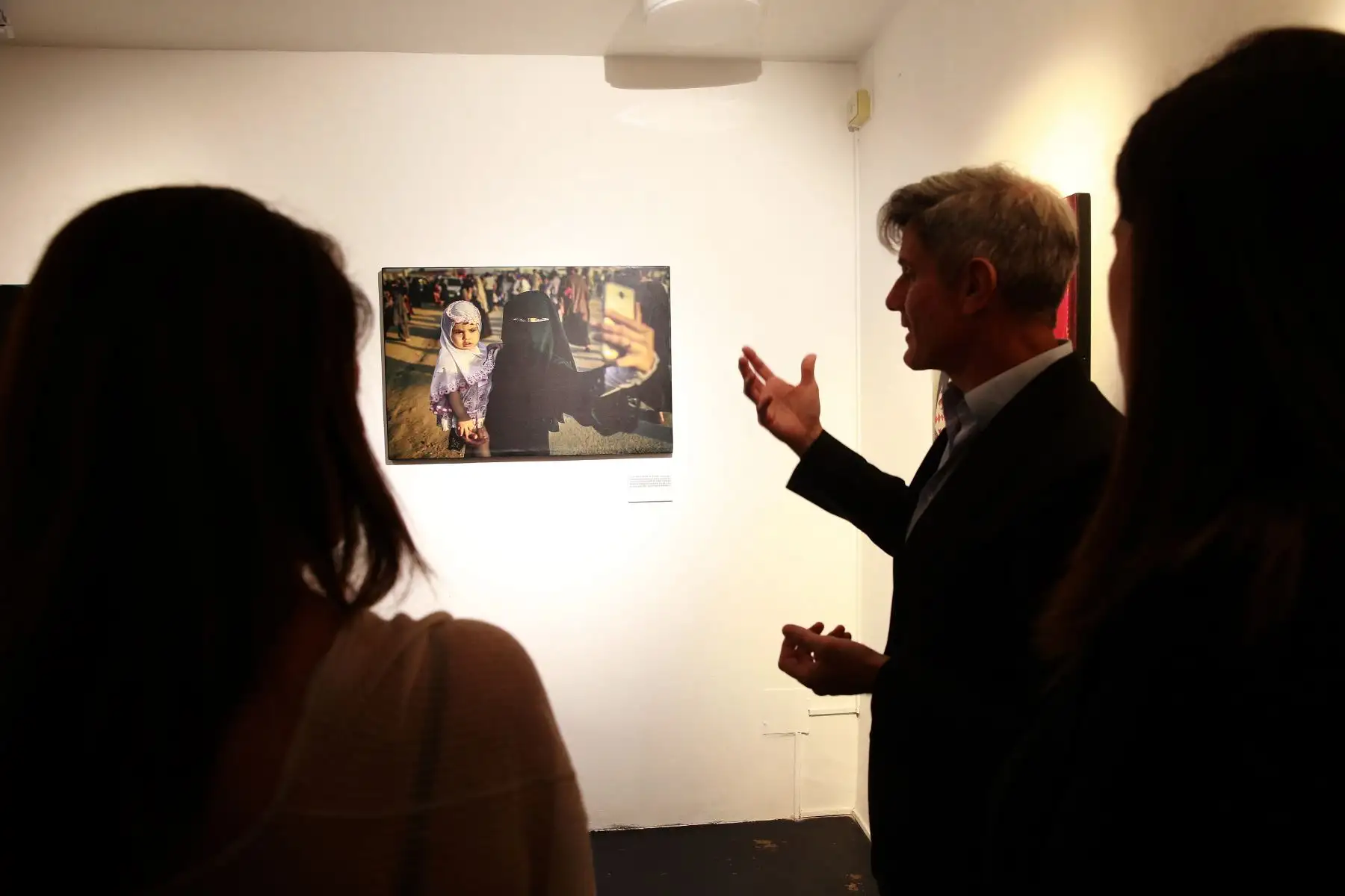 Manuel Fuentes Garcia, Director General Sudamerica de Efe, durante la exposición fotográfica de la Agencia Internacional EFE y  Telefónica del Perú: "Como internet ha cambiado el mundo", en la la galería El Reducto de Miraflores. Foto: ANDINA/Jhony Laurente Manuel Fuentes Garcia, Director General Sudamerica de Efe, durante la exposición fotográfica de la Agencia Internacional EFE y  Telefónica del Perú: "Como internet ha cambiado el mundo", en la la galería El Reducto de Miraflores. Foto: ANDINA/Jhony Laurente