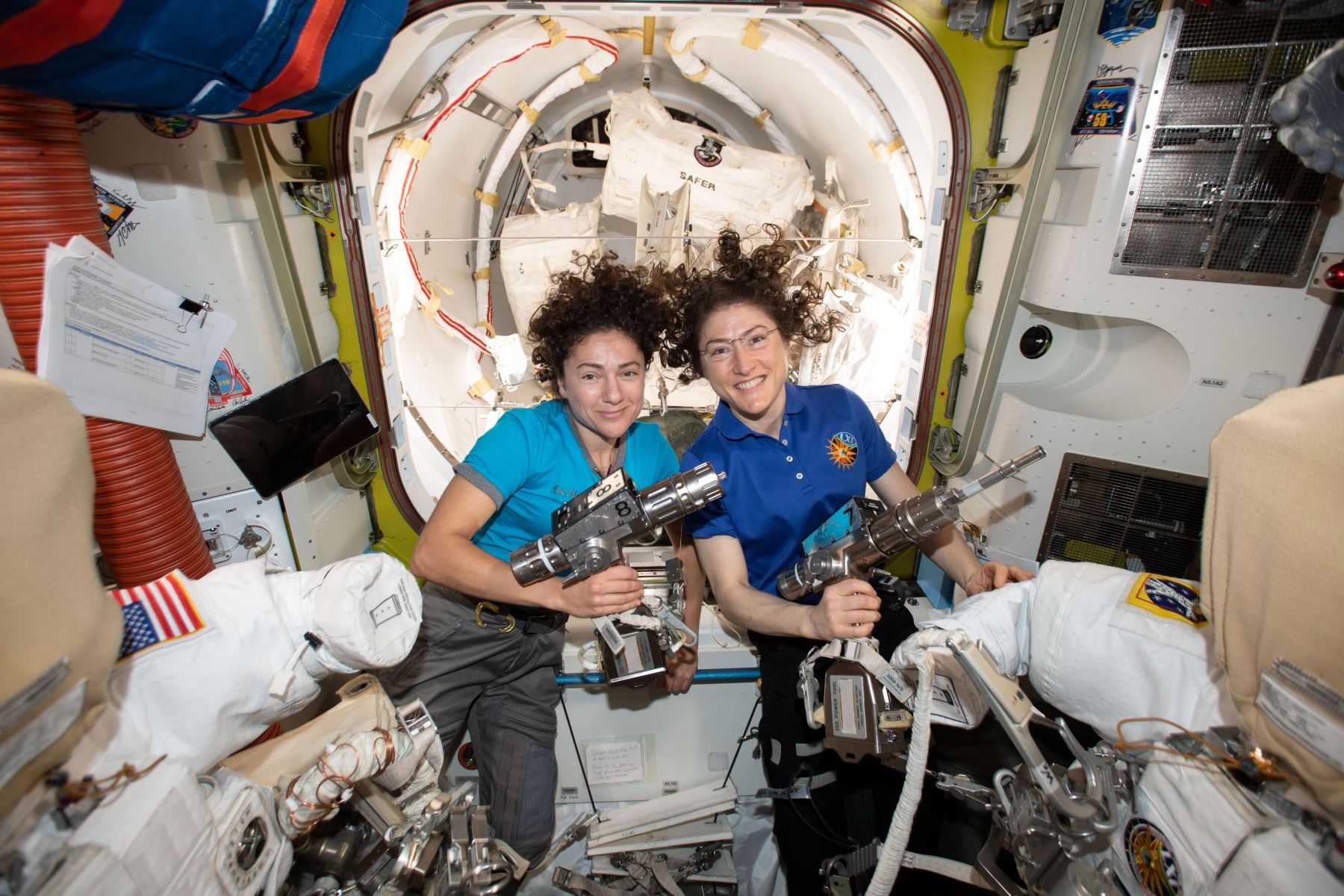 Dos astronautas listas para el primer paseo espacial exclusivamente femenino. Foto: EFE