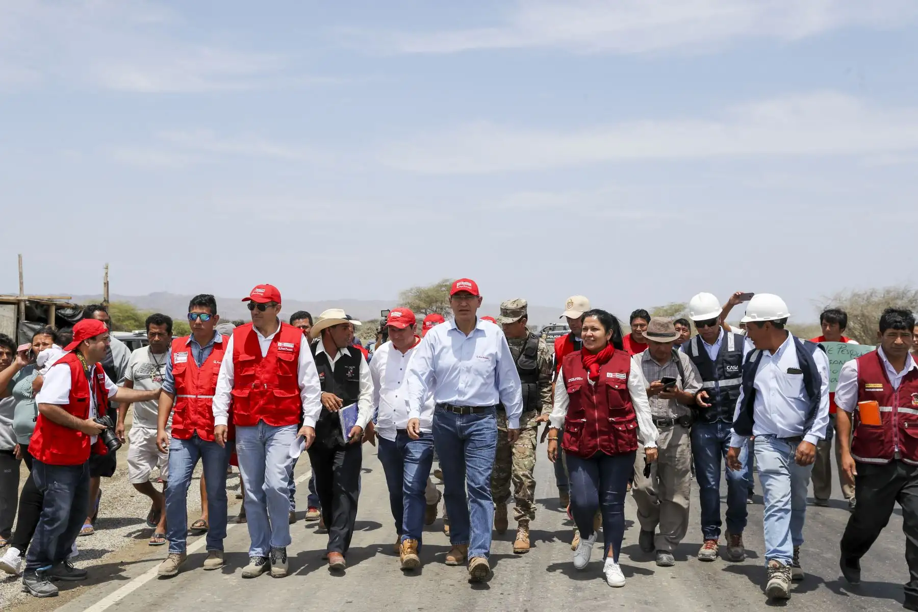 Jefe de Estado, Martín Vizcarra, supervisa obras de rehabilitación de los tramos Dv. Bayóvar – Sechura, Dv Sechura – Terminal Bayóvar en Piura. Foto: ANDINA/Prensa Presidencia