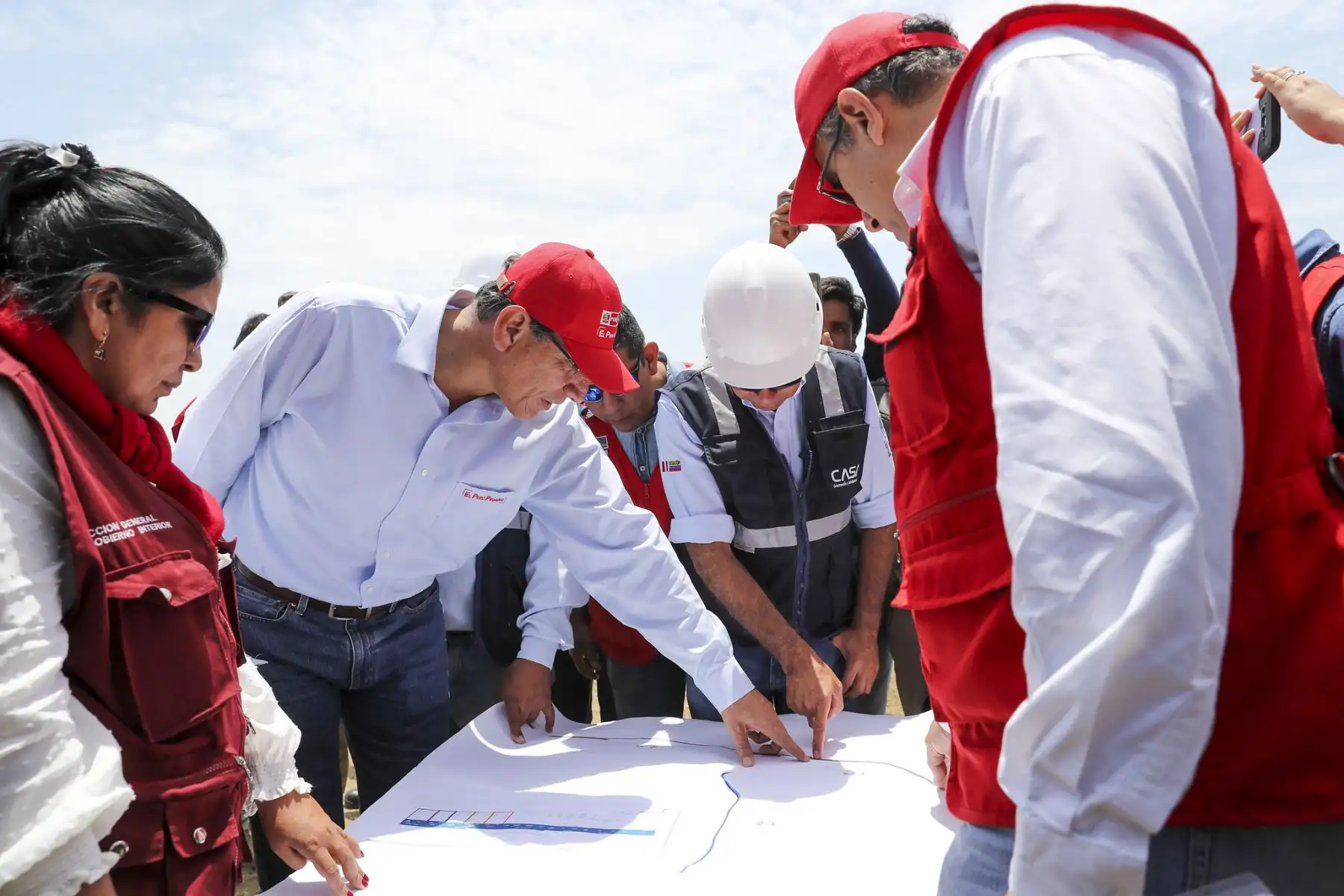 Jefe de Estado, Martín Vizcarra, supervisa obras de rehabilitación de los tramos Dv. Bayóvar – Sechura, Dv Sechura – Terminal Bayóvar en Piura. Foto: ANDINA/Prensa Presidencia