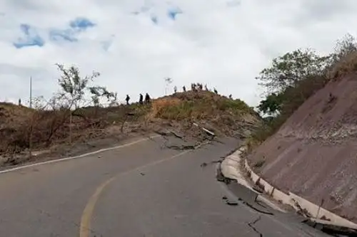 Movimiento de masa de tierra causa daños en camino de región Amazonas. Foto: INTERNET/Medios