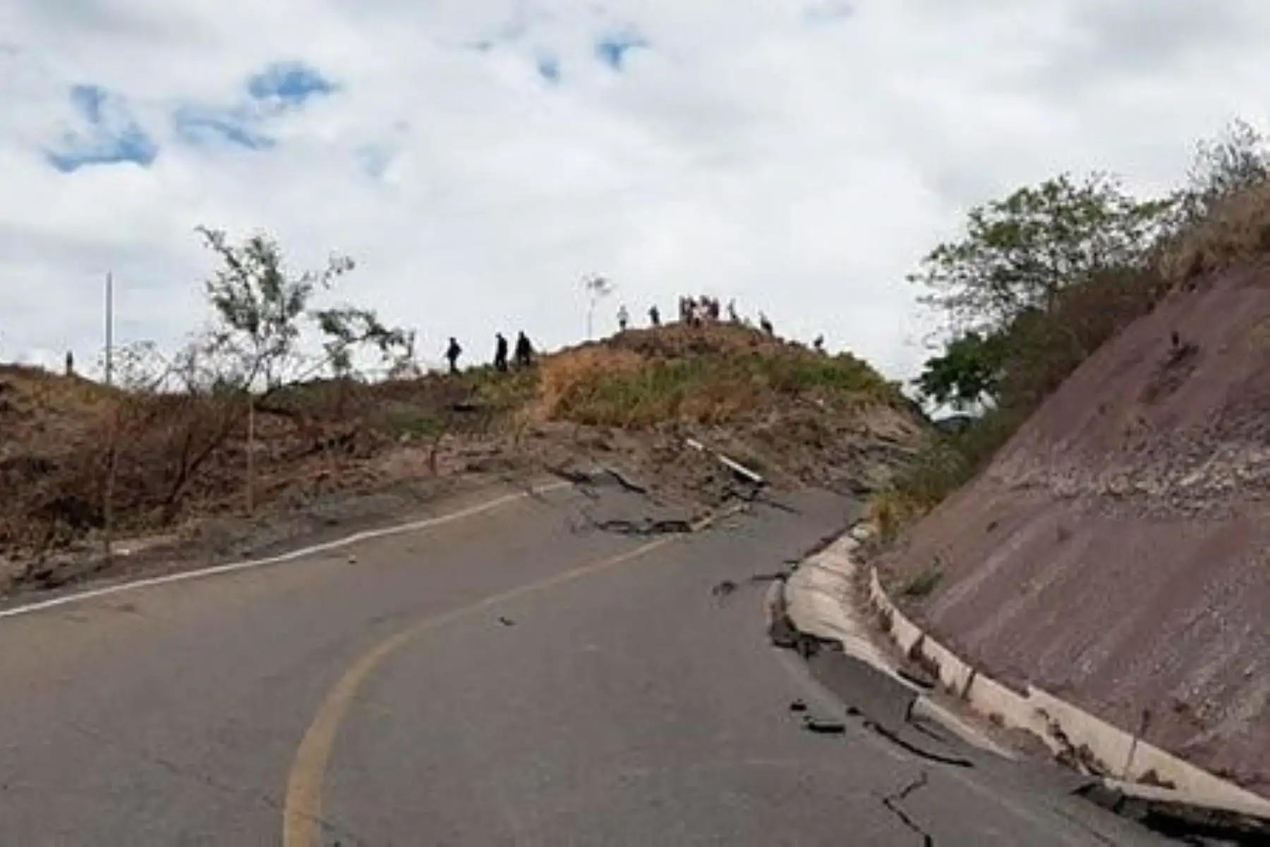 Movimiento de masa de tierra causa daños en camino de región Amazonas. Foto: INTERNET/Medios