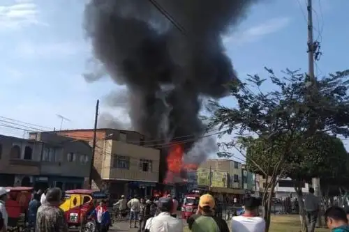 Incendio afecta decenas de puestos en mercado La Cachina, de Chimbote. Foto: Chimbote al Día/Facebook.