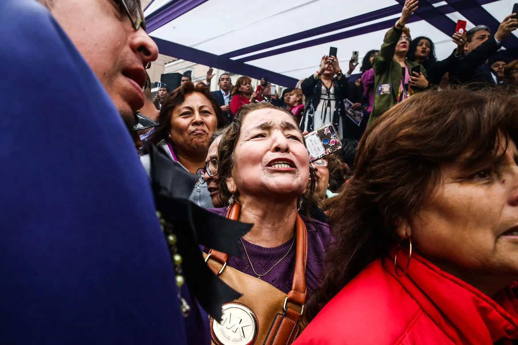 En medio de un mar de fieles, la venerada imagen del Señor de los Milagros salió del convento de las hermanas Nazarenas, en el Centro de Lima, en su segunda procesión del año. Foto: ANDINA/Vidal Tarqui