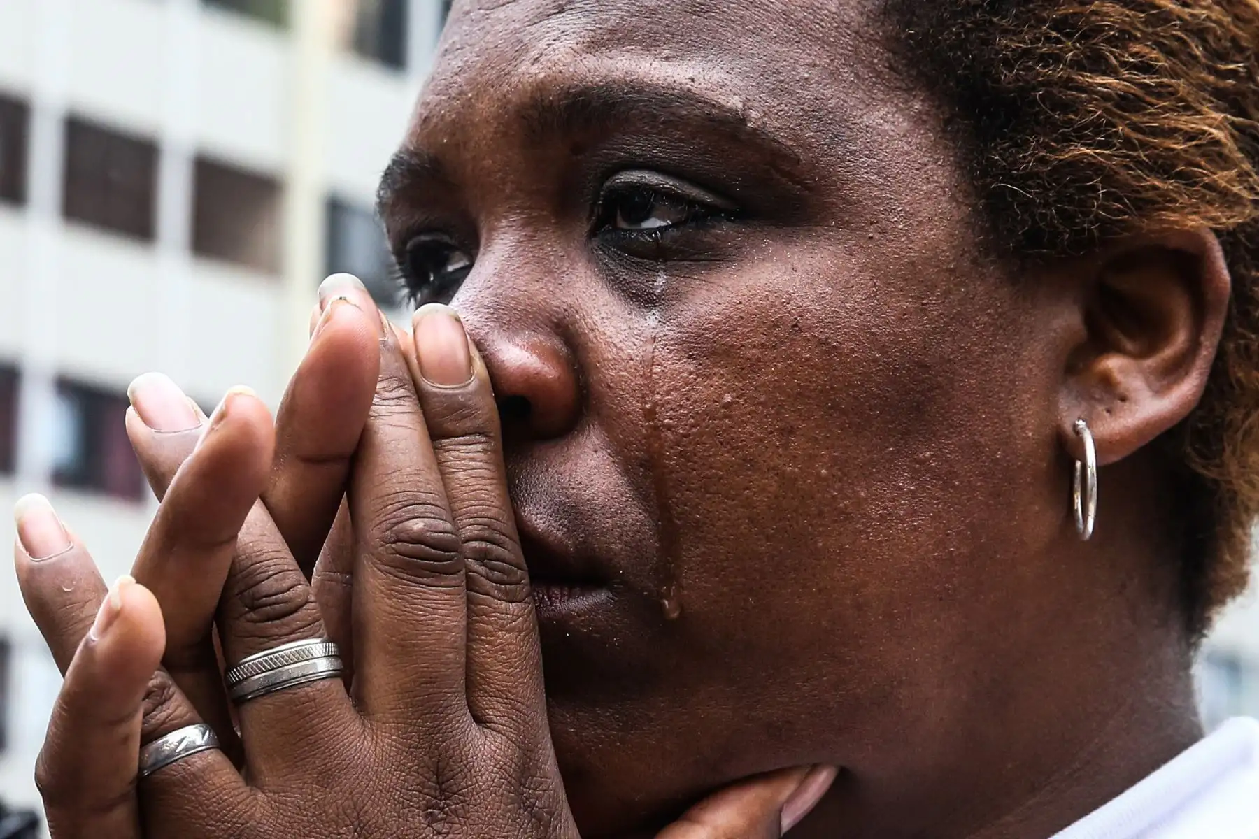 En medio de un mar de fieles, la venerada imagen del Señor de los Milagros salió del convento de las hermanas Nazarenas, en el Centro de Lima, en su segunda procesión del año. Foto: ANDINA/Vidal Tarqui