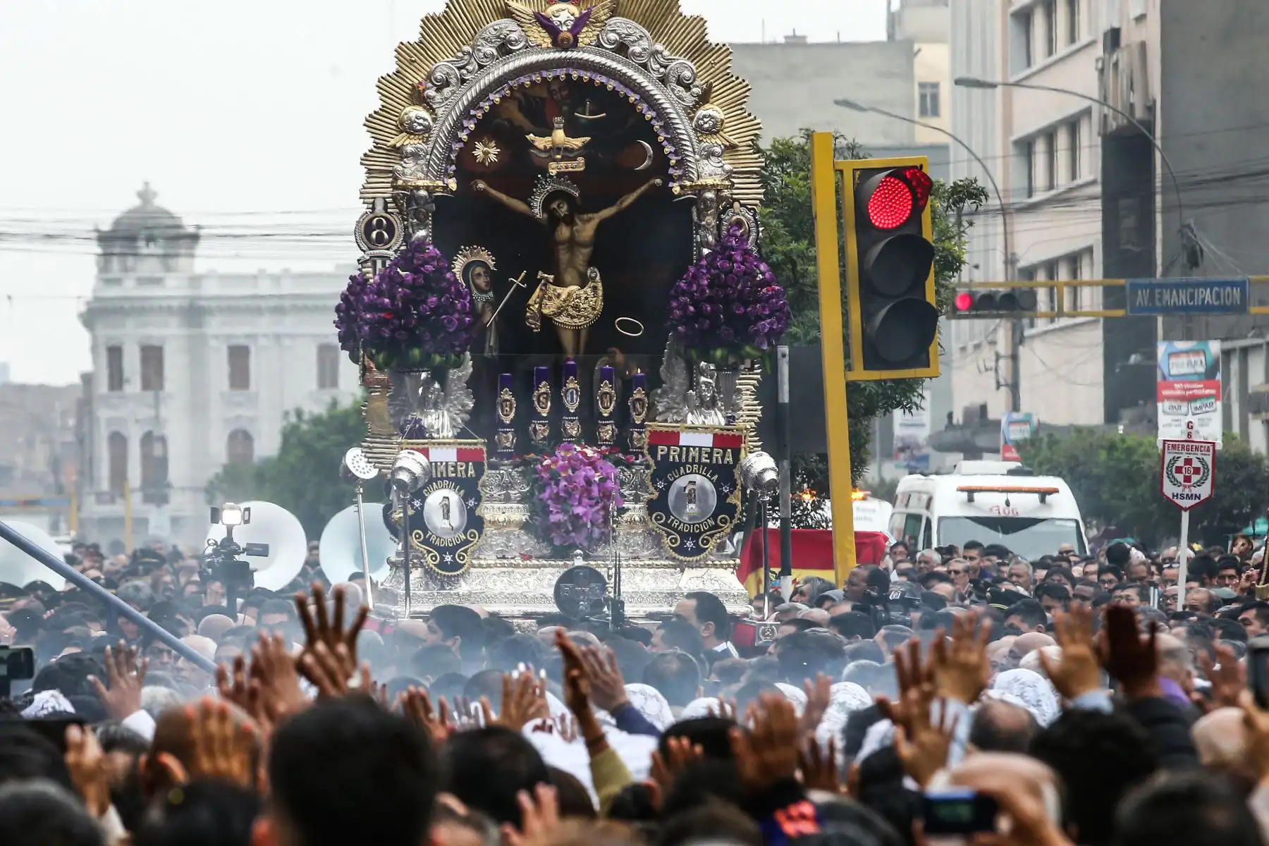 En medio de un mar de fieles, la venerada imagen del Señor de los Milagros salió del convento de las hermanas Nazarenas, en el Centro de Lima, en su segunda procesión del año. Foto: ANDINA/Vidal Tarqui