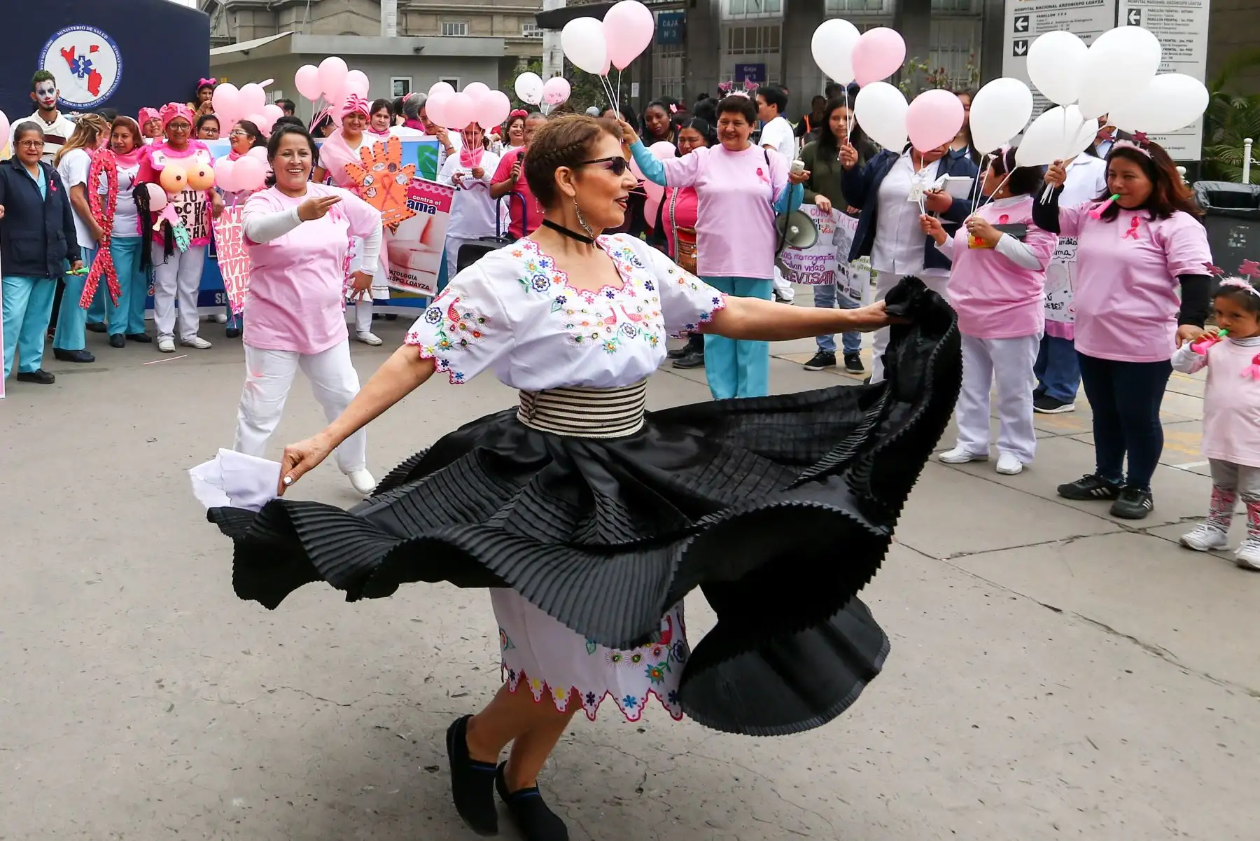 Hospital Loayza realiza pasacalle y feria preventiva por el Día Mundial de lucha contra el Cáncer de Mama. Foto: ANDINA/ Héctor Vinces