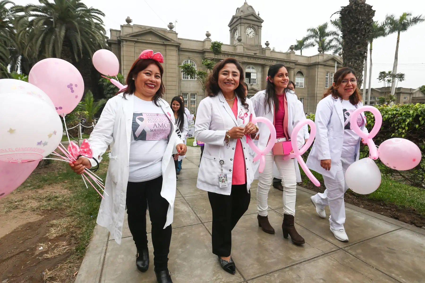 Hospital Loayza realiza pasacalle y feria preventiva por el Día Mundial de lucha contra el Cáncer de Mama. Foto: ANDINA/ Héctor Vinces