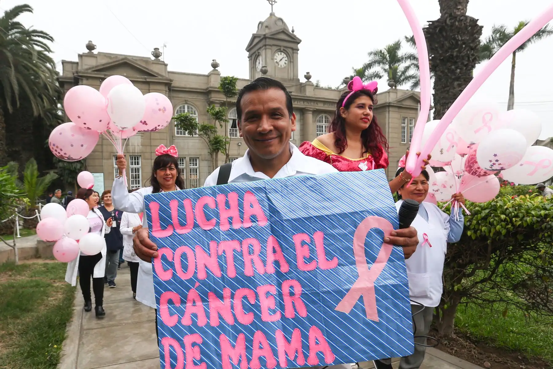 Hospital Loayza realiza pasacalle y feria preventiva por el Día Mundial de lucha contra el Cáncer de Mama. Foto: ANDINA/ Héctor Vinces