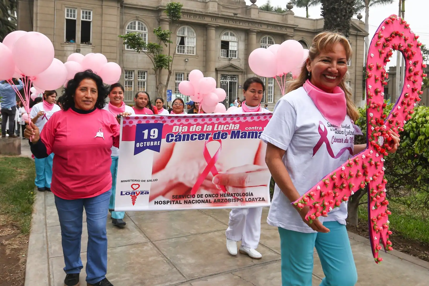 Hospital Loayza realiza pasacalle y feria preventiva por el Día Mundial de lucha contra el Cáncer de Mama. Foto: ANDINA/ Héctor Vinces