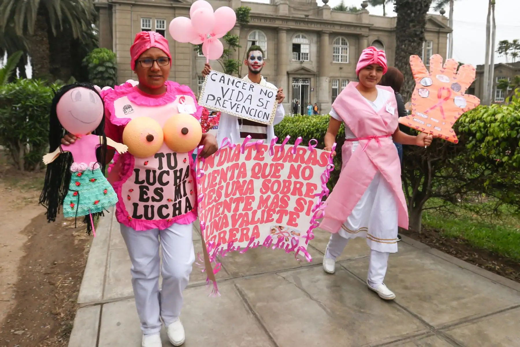 Hospital Loayza realiza pasacalle y feria preventiva por el Día Mundial de lucha contra el Cáncer de Mama. Foto: ANDINA/ Héctor Vinces