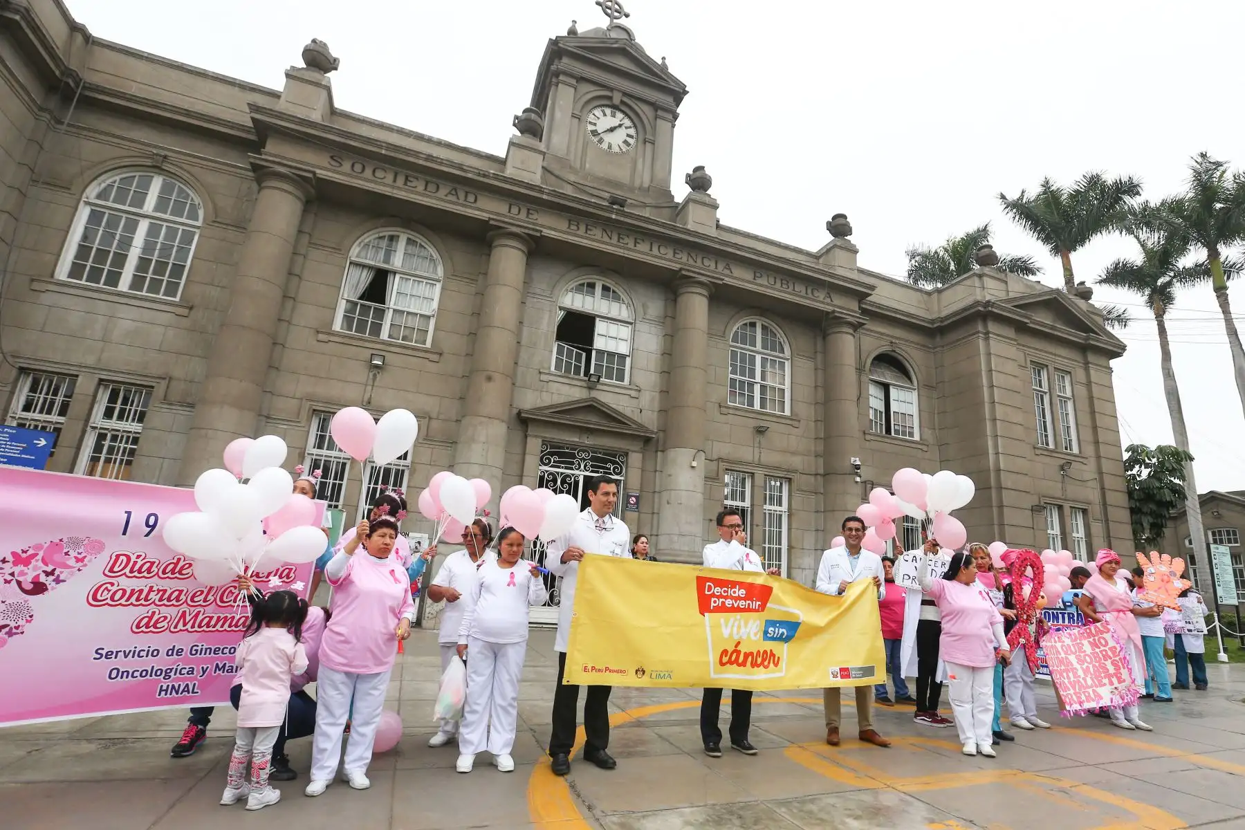 Hospital Loayza realiza pasacalle y feria preventiva por el Día Mundial de lucha contra el Cáncer de Mama. Foto: ANDINA/ Héctor Vinces