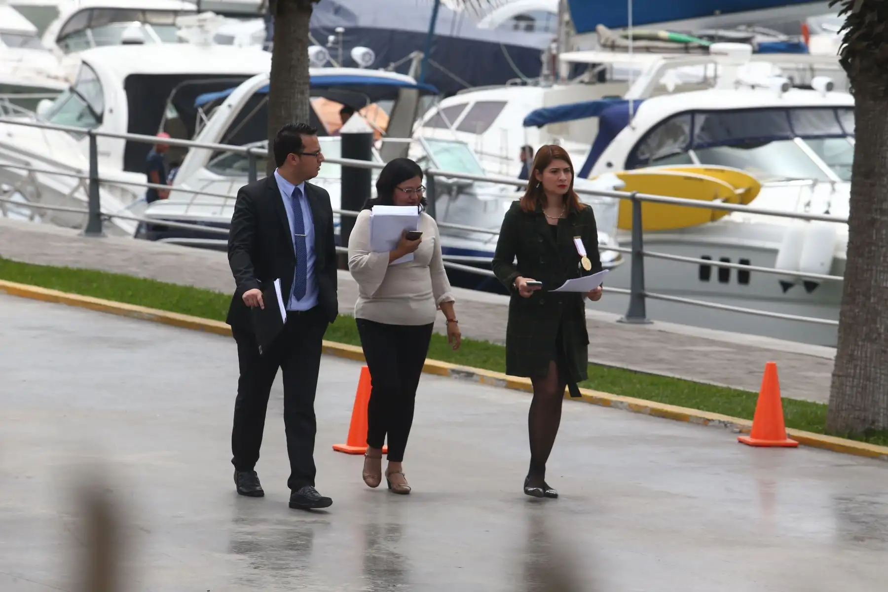 Miembros del despacho del fiscal José Domingo Pérez y de la División de Investigación de Delitos de Alta Complejidad (Diviac) realizan diligencias de inspección en el embarcadero de Alan García en el Lima Marina Club, ubicado en la Costa Verde, distrito de Chorrillos. Foto: ANDINA/ Héctor Vinces