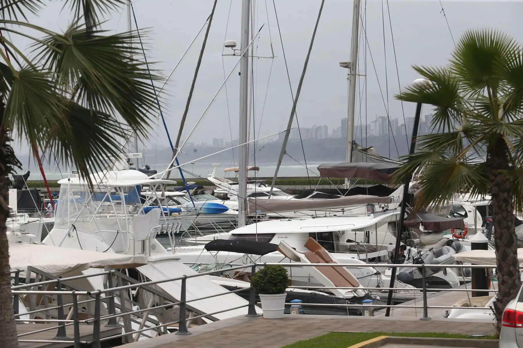 Miembros del despacho del fiscal José Domingo Pérez y de la División de Investigación de Delitos de Alta Complejidad (Diviac) realizan diligencias de inspección en el embarcadero de Alan García en el Lima Marina Club, ubicado en la Costa Verde, distrito de Chorrillos. Foto: ANDINA/ Héctor Vinces