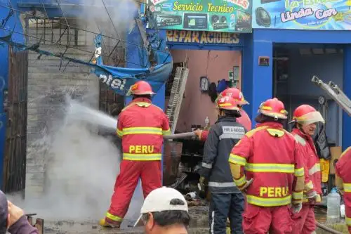 Incendio en mercado informal de Chimbote causó daños en 80 puestos en mercado y tres viviendas. Foto: Gonzalo Horna
