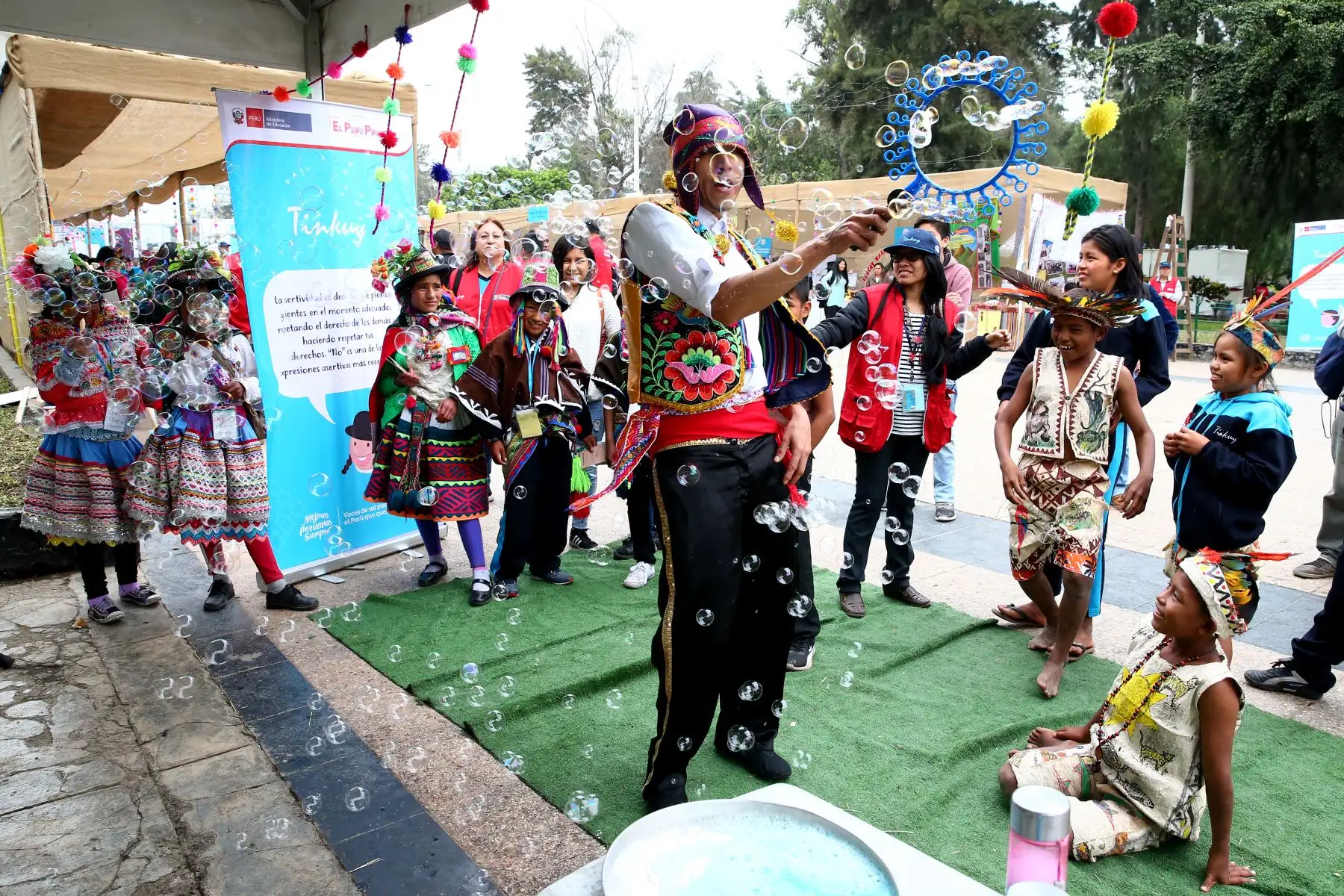 Niños de pueblos originarios muestran los saberes ancestrales de sus comunidades en la Feria Tinkuy 2019.  Foto: ANDINA/Melina Mejía