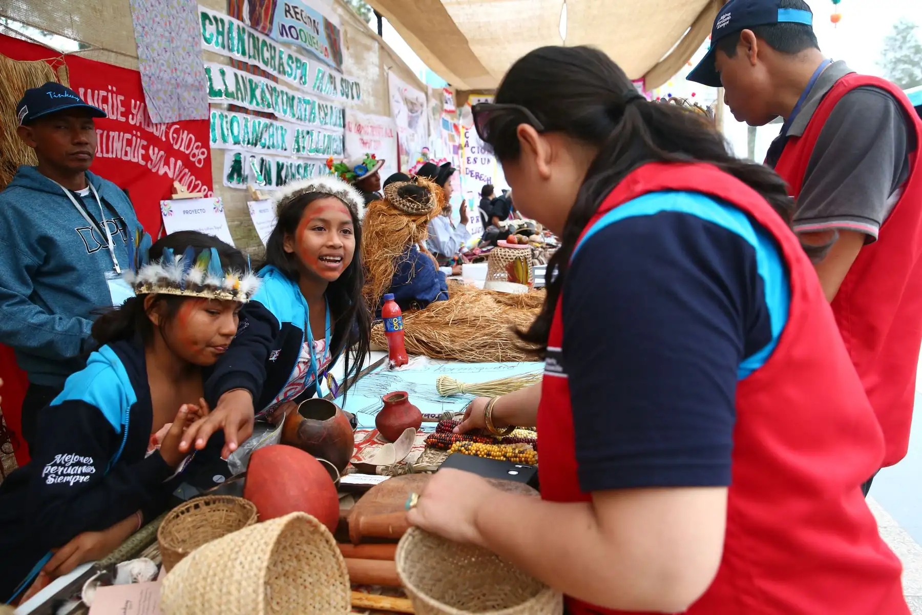 Niños de pueblos originarios muestran los saberes ancestrales de sus comunidades en la Feria Tinkuy 2019.  Foto: ANDINA/Melina Mejía