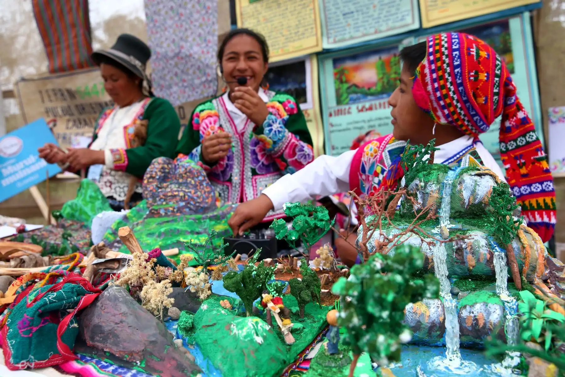 Niños de pueblos originarios muestran los saberes ancestrales de sus comunidades en la Feria Tinkuy 2019.  Foto: ANDINA/Melina Mejía