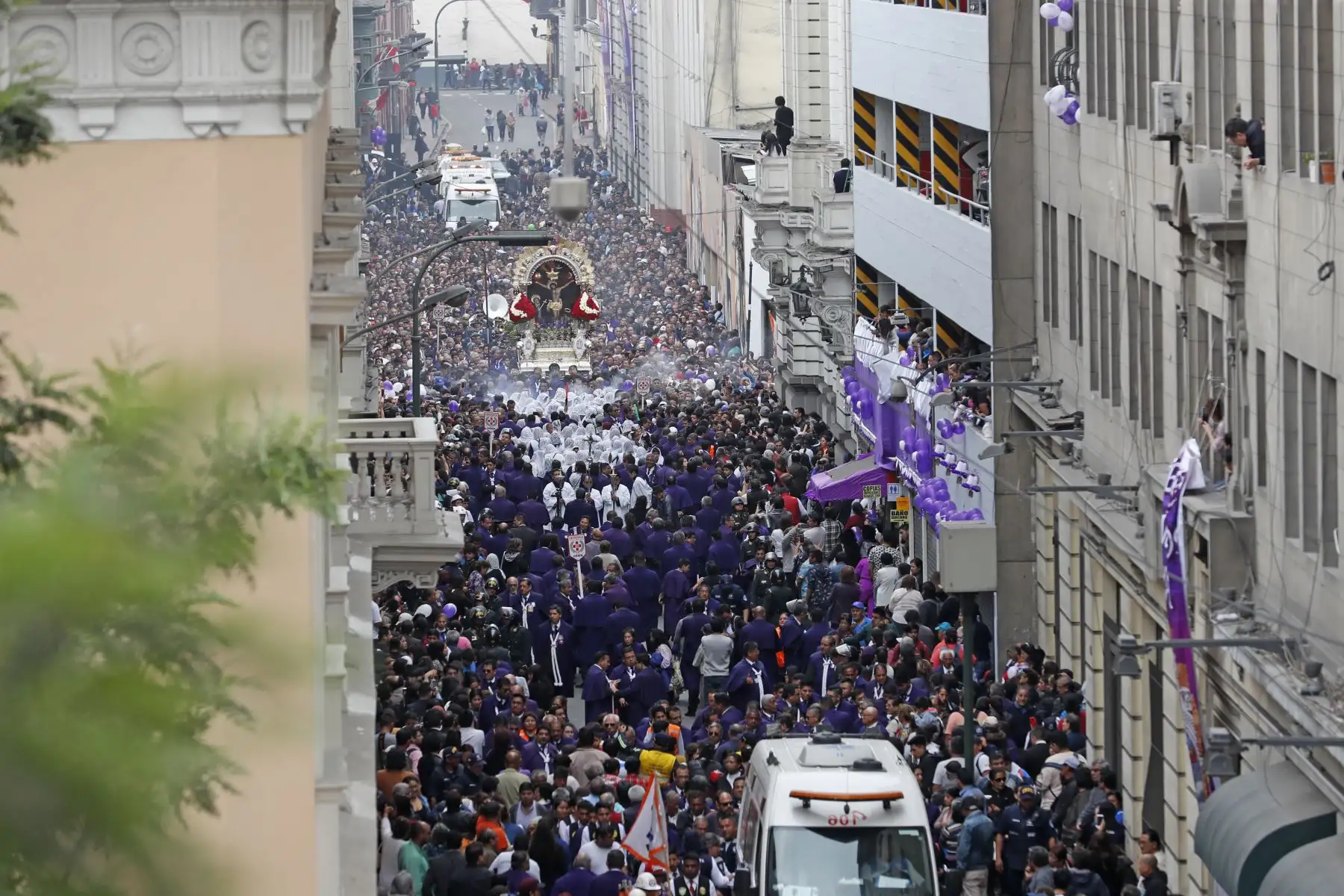 Procesión del Señor de los Milagros recorre Centro de Lima. Foto: ANDINA/Renato Pajuelo