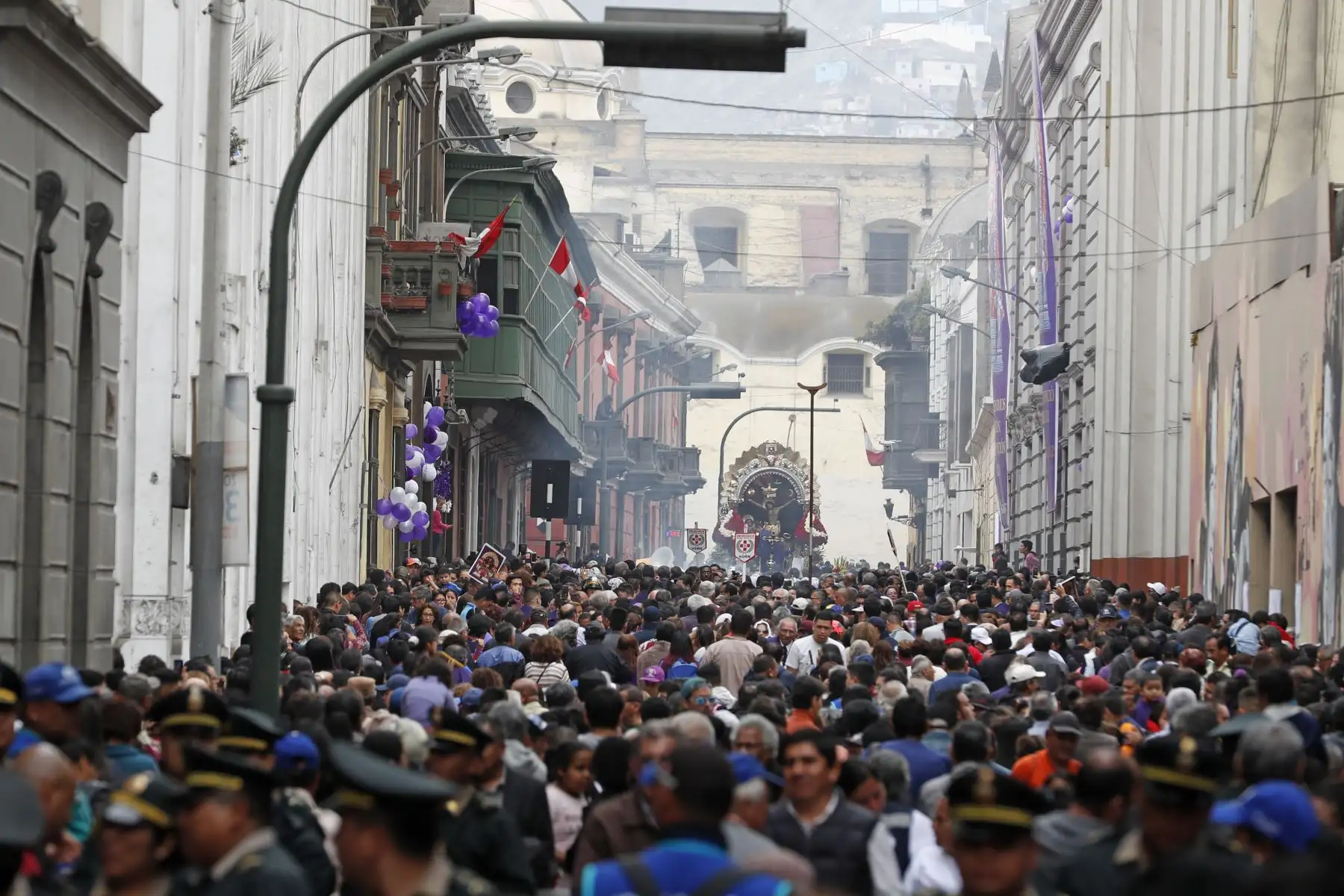 Procesión del Señor de los Milagros recorre Centro de Lima. Foto: ANDINA/Renato Pajuelo