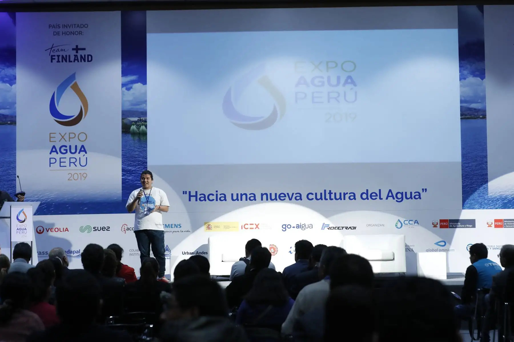 Roberto Aguilar, universitario y voluntario promotor del agua recibe reconocimiento por parte del Ing. Amarildo Fernández del ANA. Foto: ANDINA/Renato Pajuelo