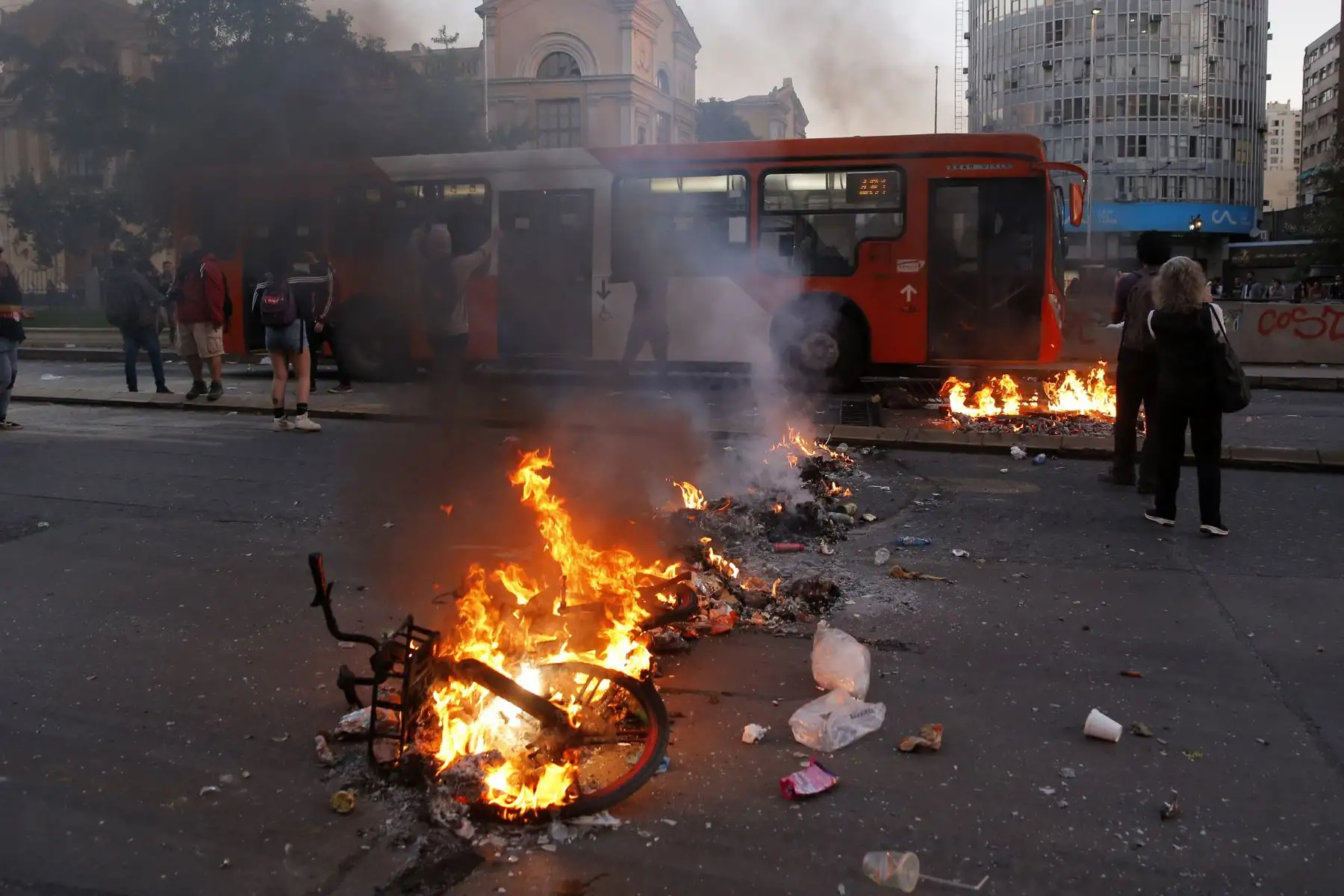 Los manifestantes establecieron barricadas después de una protesta masiva de evasión de tarifas en el centro de Santiago. AFP